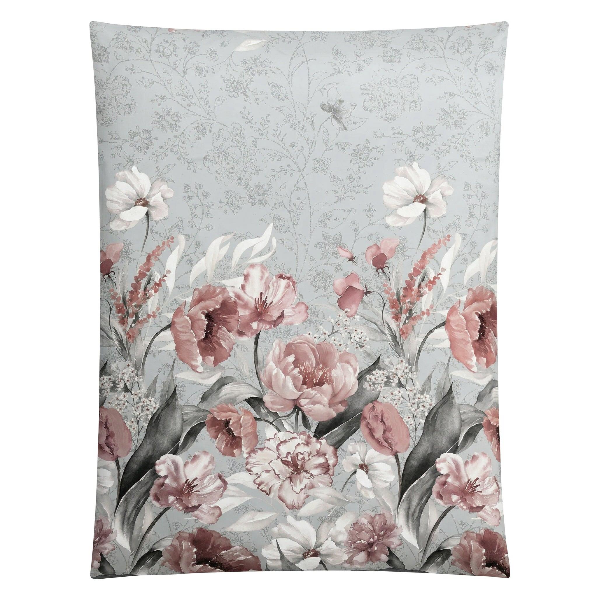 Hellblaue Bettwäsche mit floralem Muster in Rosa, Weiß und Grau.