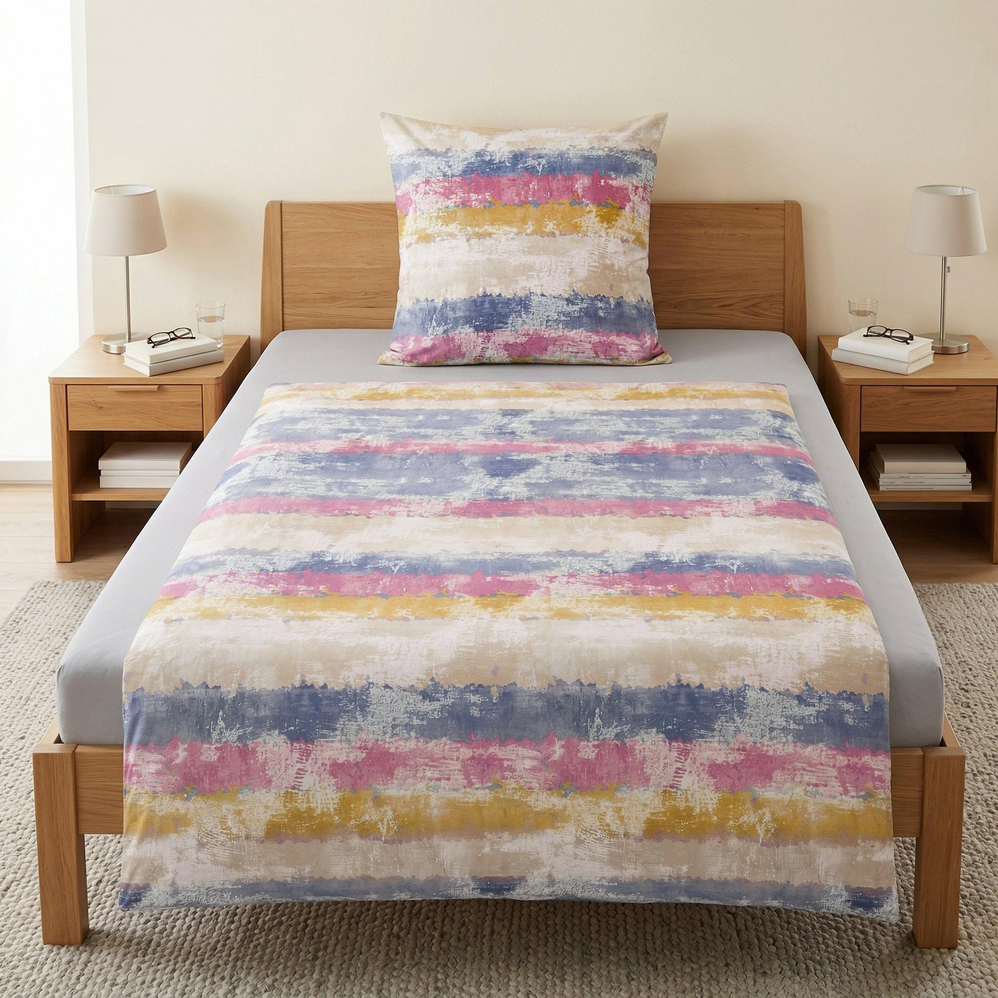 Bettwäsche mit bunten Streifen auf Holzbett im hellen Schlafzimmer.