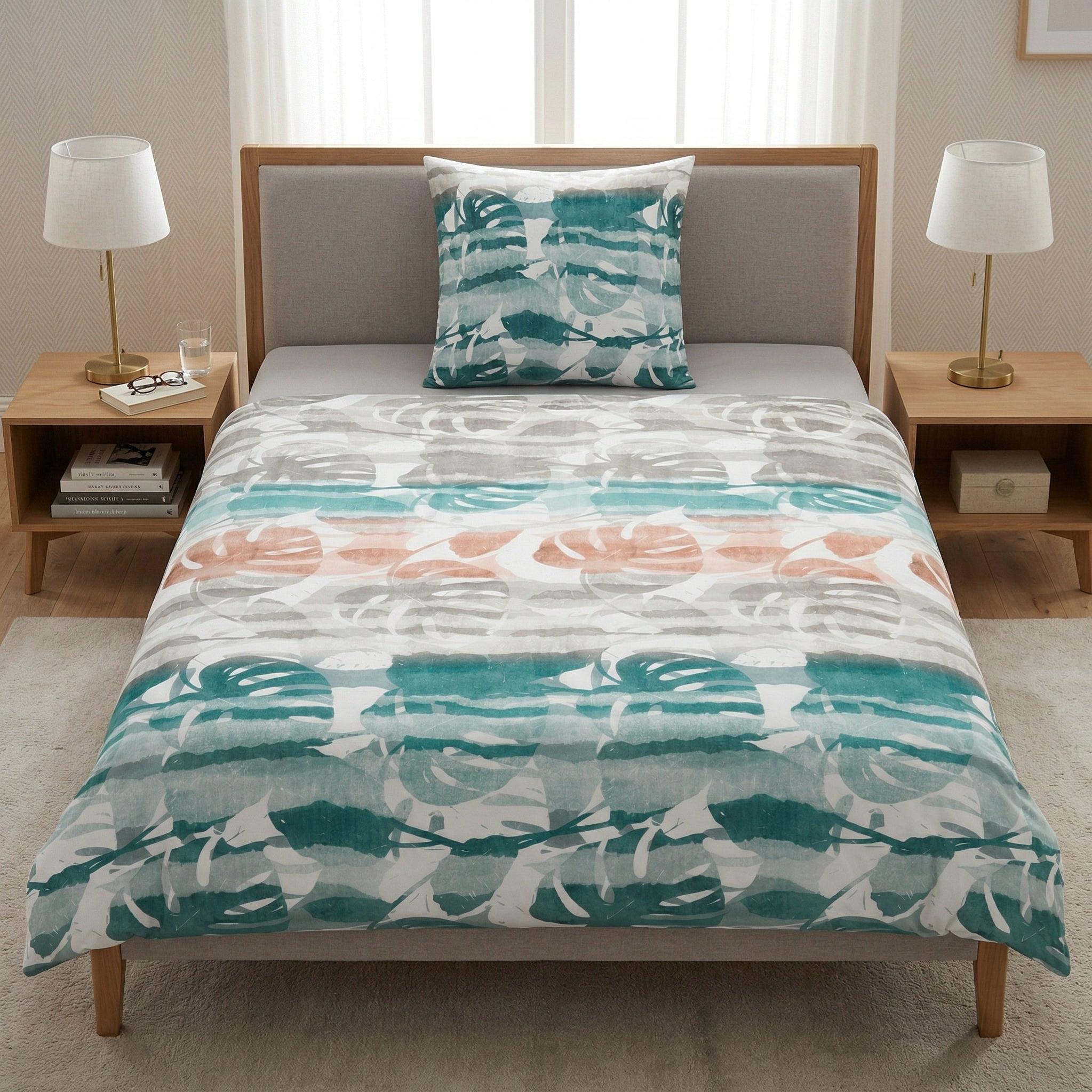 Bettwäsche mit Blättermuster in Grün und Beige im Schlafzimmer.