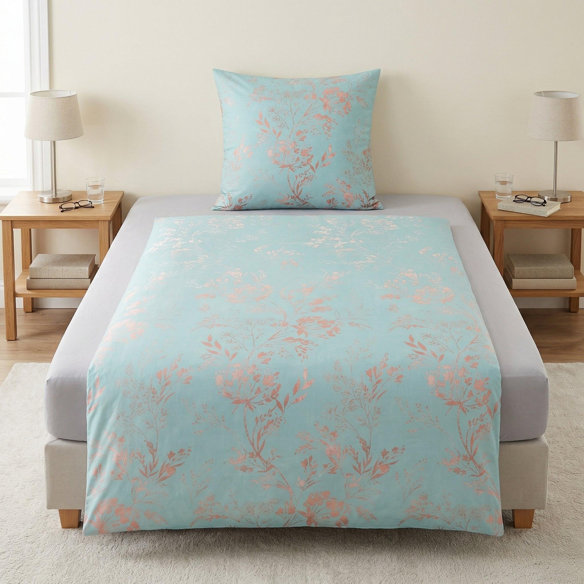 Hellblaue Bettwäsche mit zartem Blumenmuster auf modernem Bett.