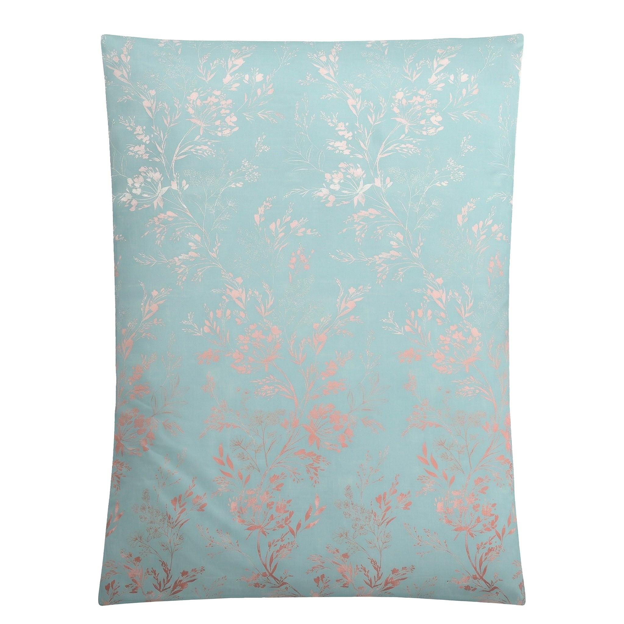Türkise Bettwäsche mit zartem rosa Blumenmuster.