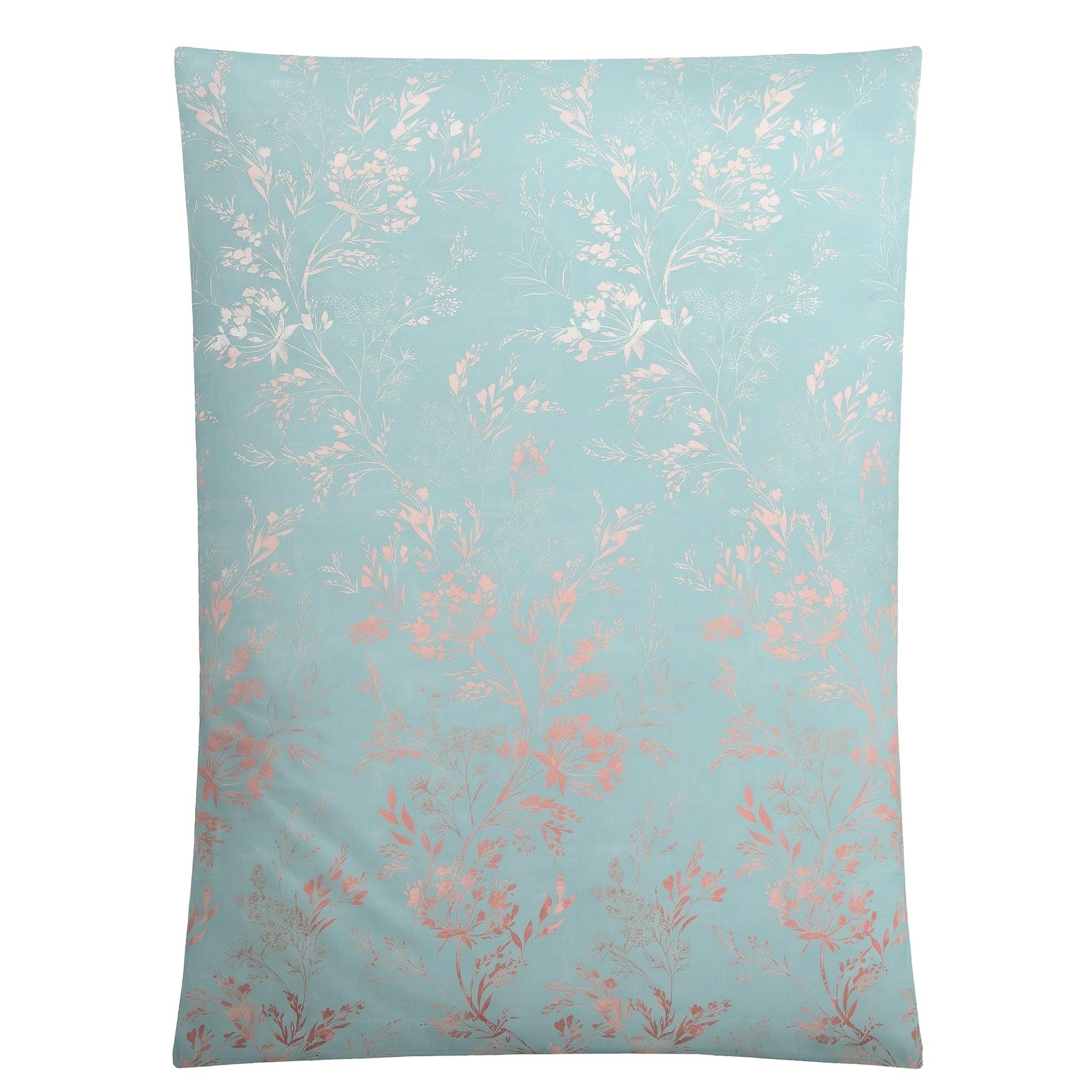Türkise Bettwäsche mit zartem floralem Muster in Rosa.