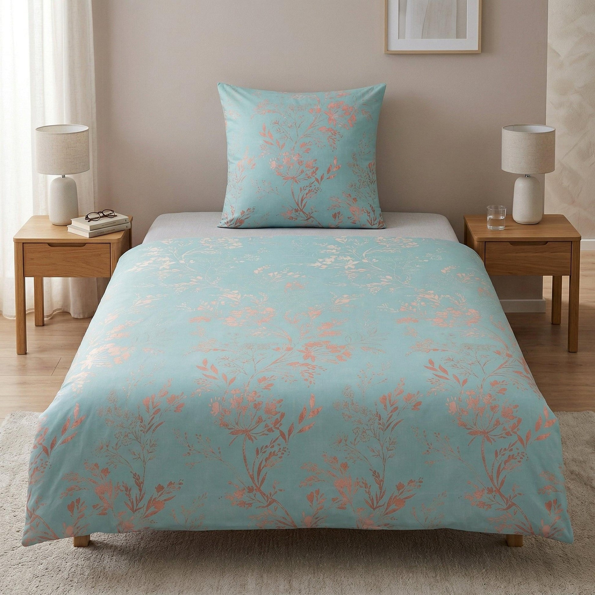 Türkise Bettwäsche mit zartem Blumenmuster auf gemachtem Bett.
