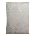 Hellblaue Bettwäsche mit zartem roségoldenem Blumenmuster.