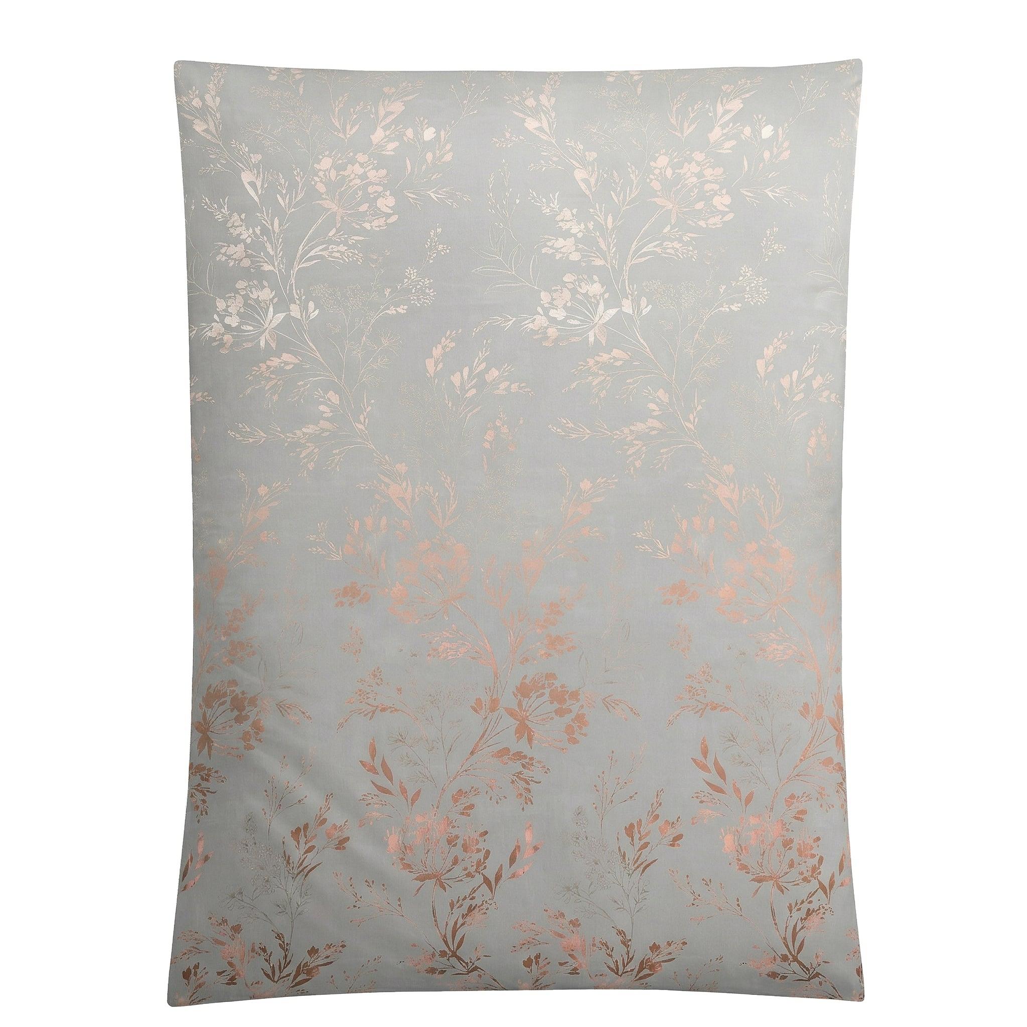 Hellblaue Bettwäsche mit zartem roségoldenem Blumenmuster.