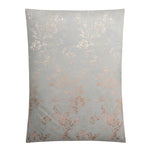 Graublaue Bettwäsche mit zartem Blumenmuster in Roségold.