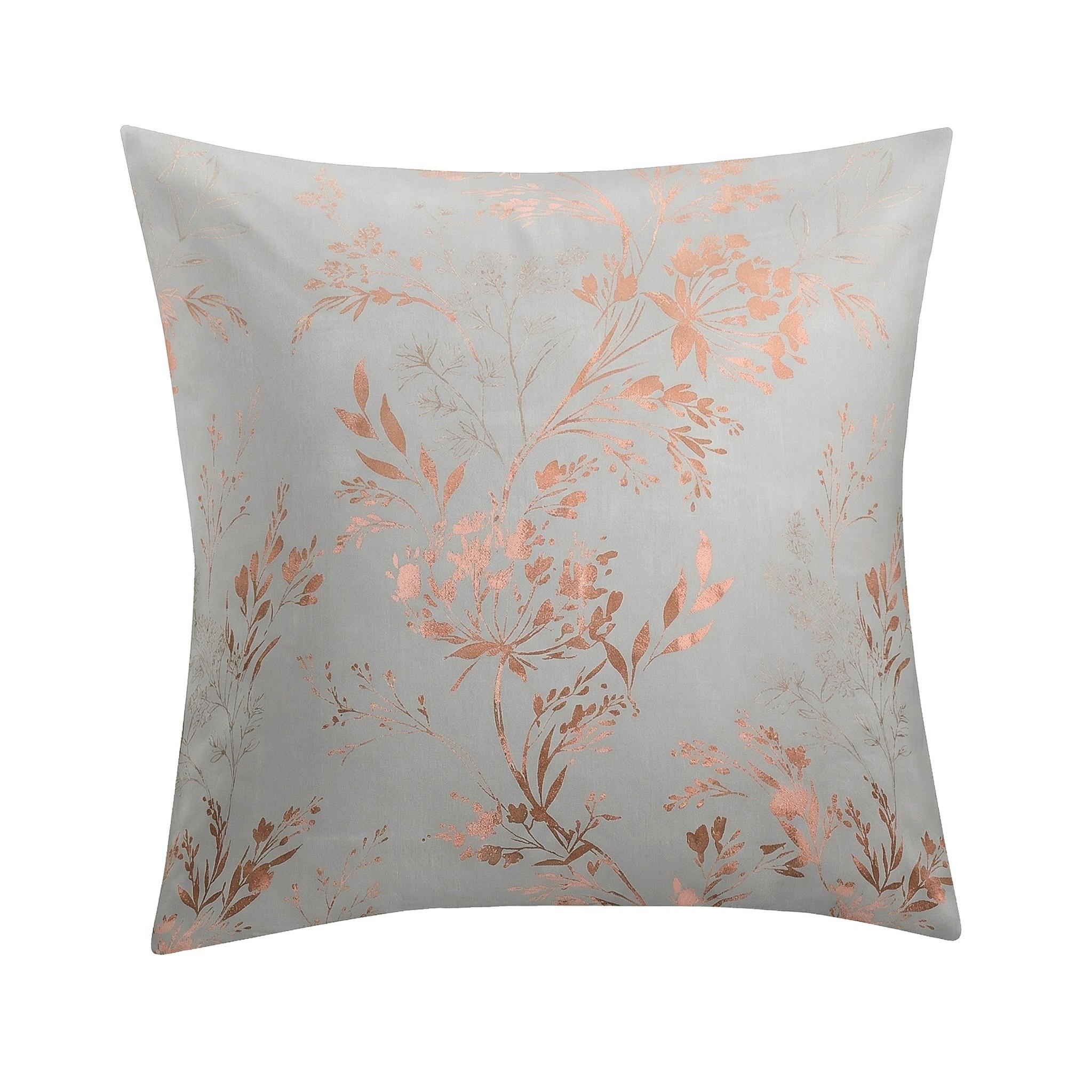 Hellblauer Kopfkissenüberzug mit roségoldenem Blumenmuster.