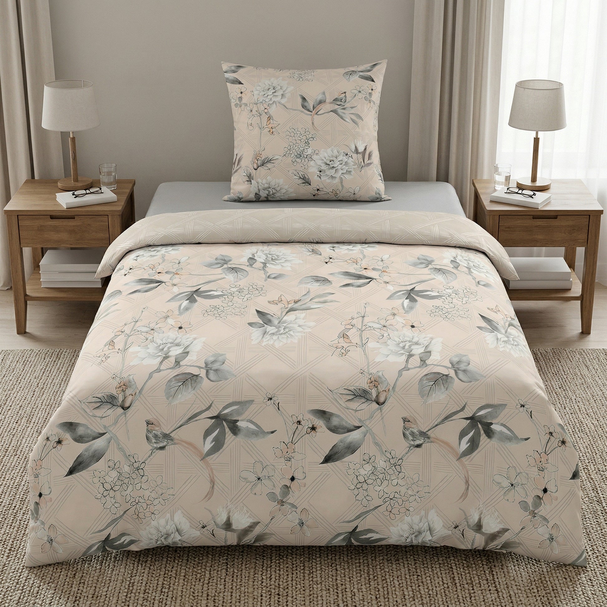 Beige Bettwäsche mit floralem Muster und Vögeln im Schlafzimmer.