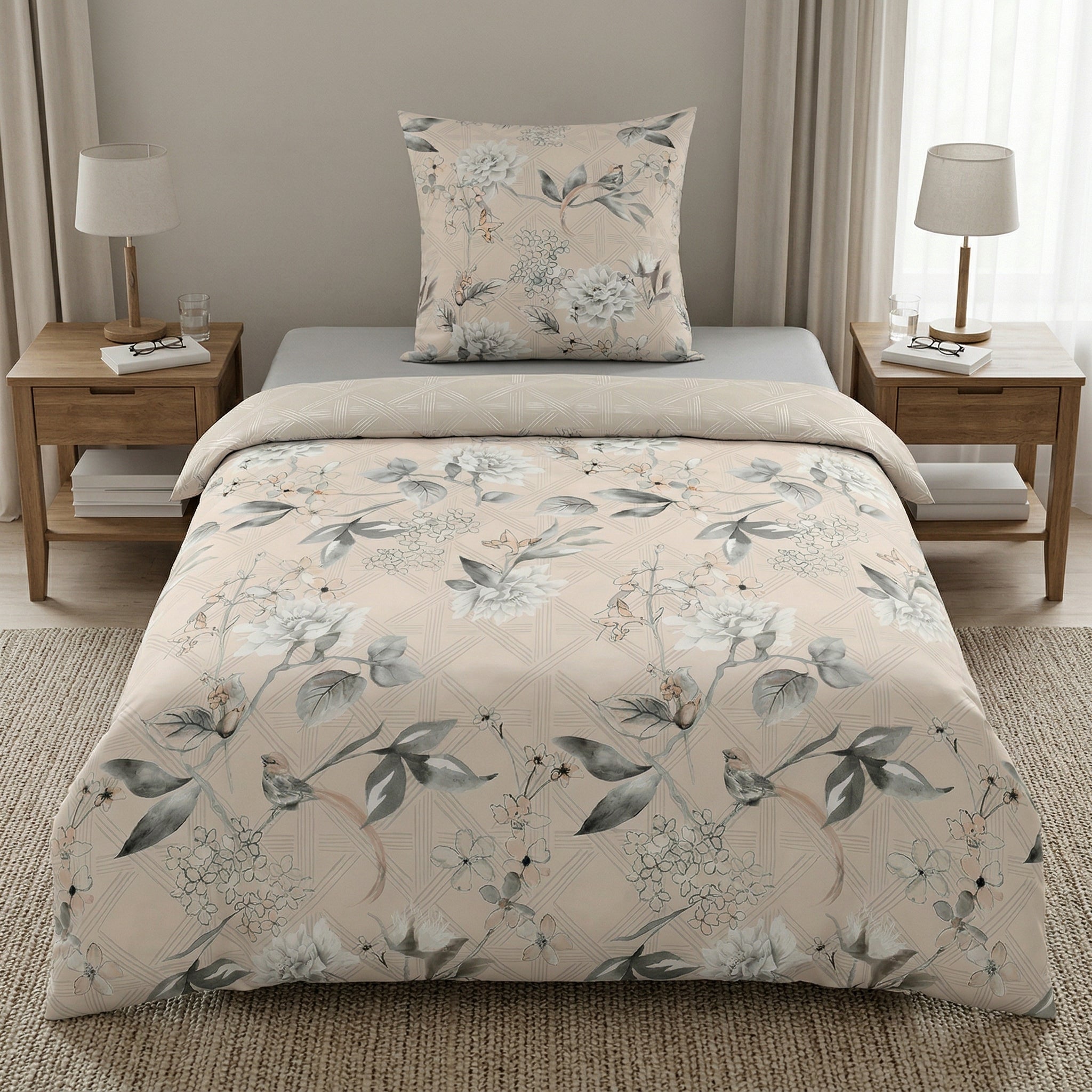 Beige Bettwäsche mit floralem Muster und Vögeln im Schlafzimmer.