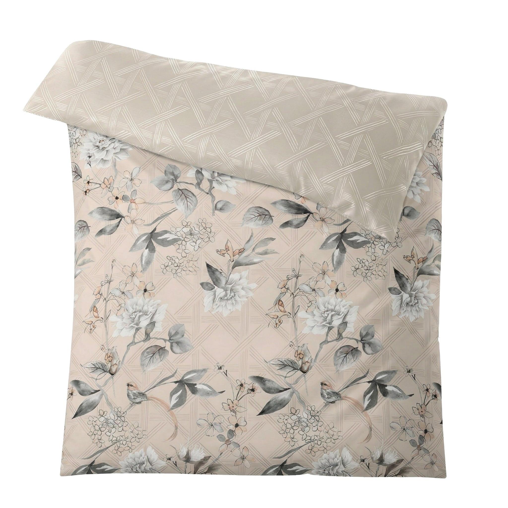 Beige Bettwäsche mit floralem Muster in Grau und zarten Vögeln