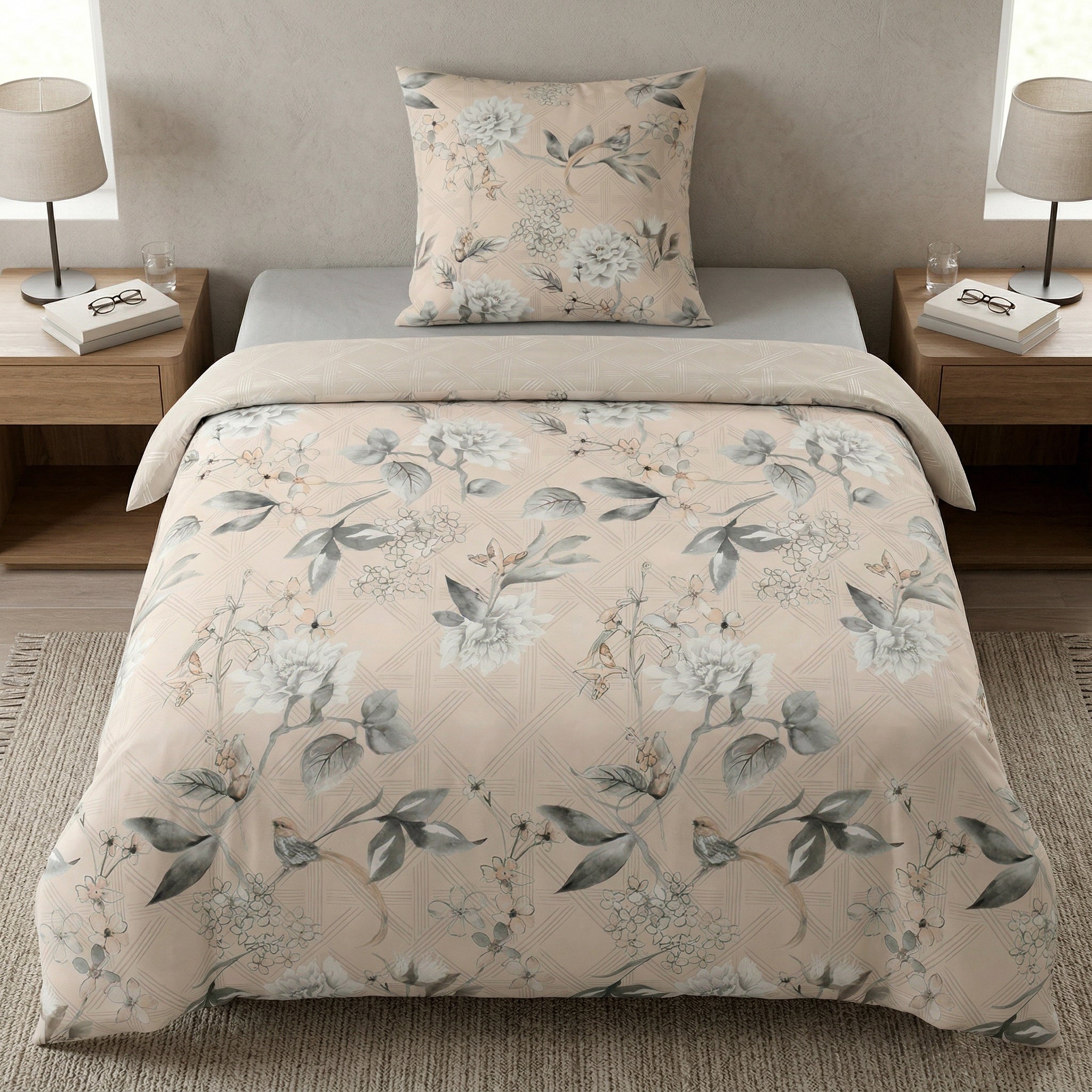 Beige Bettwäsche mit floralem Muster in stilvollem Schlafzimmer.