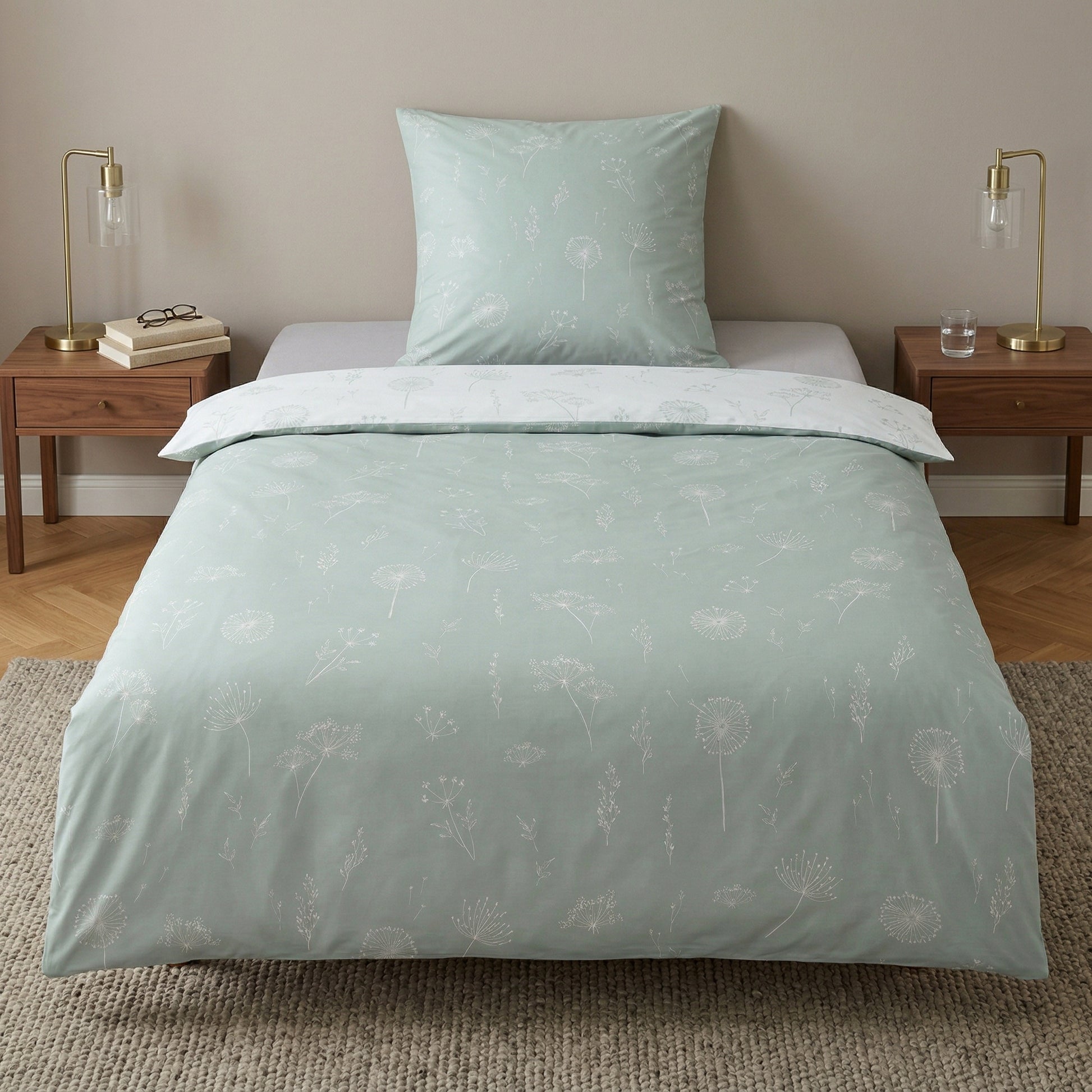 Mintfarbene Bettwäsche mit weißem Blumenmuster auf gemachtem Bett.