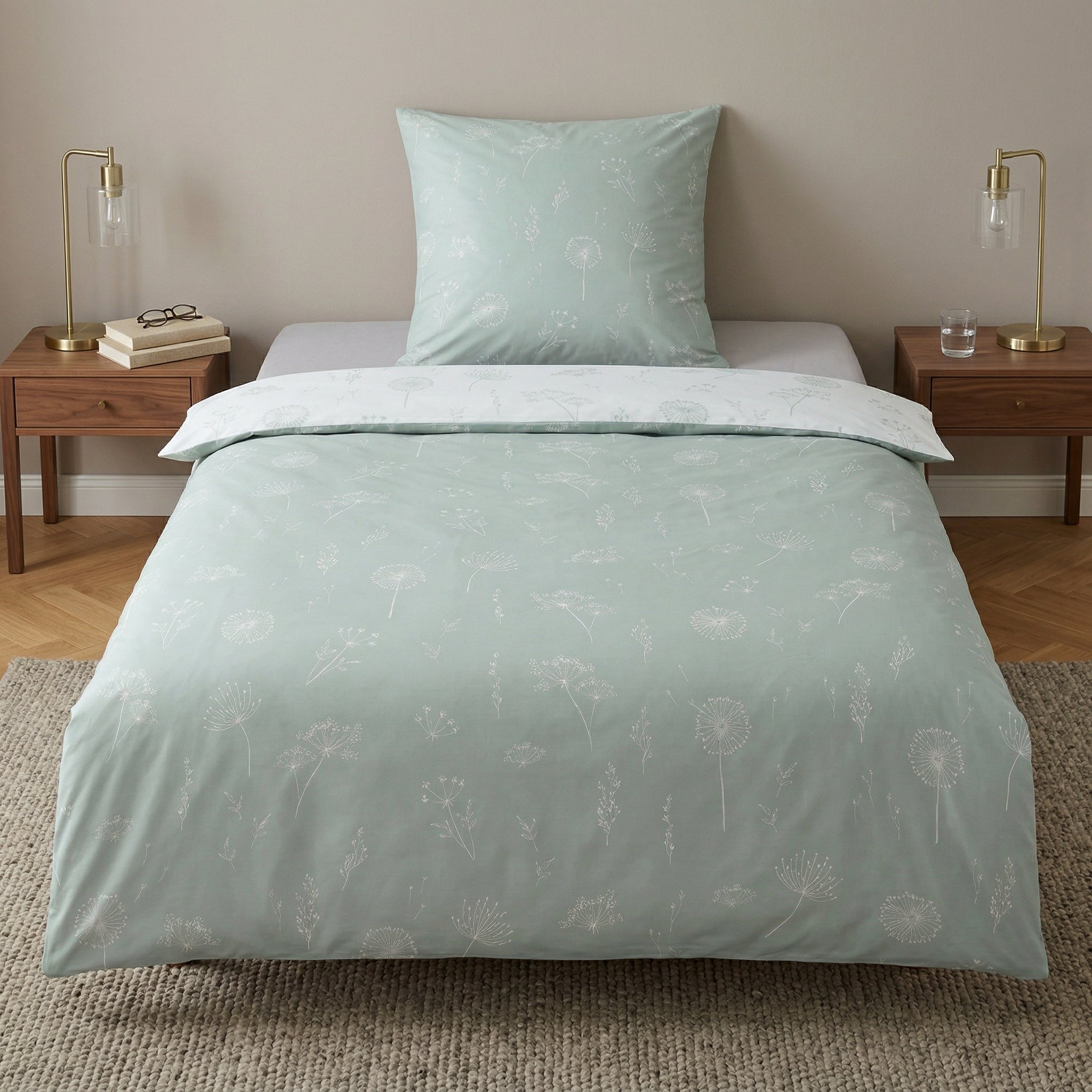 Mintfarbene Bettwäsche mit weißem Blumenmuster auf gemachtem Bett.