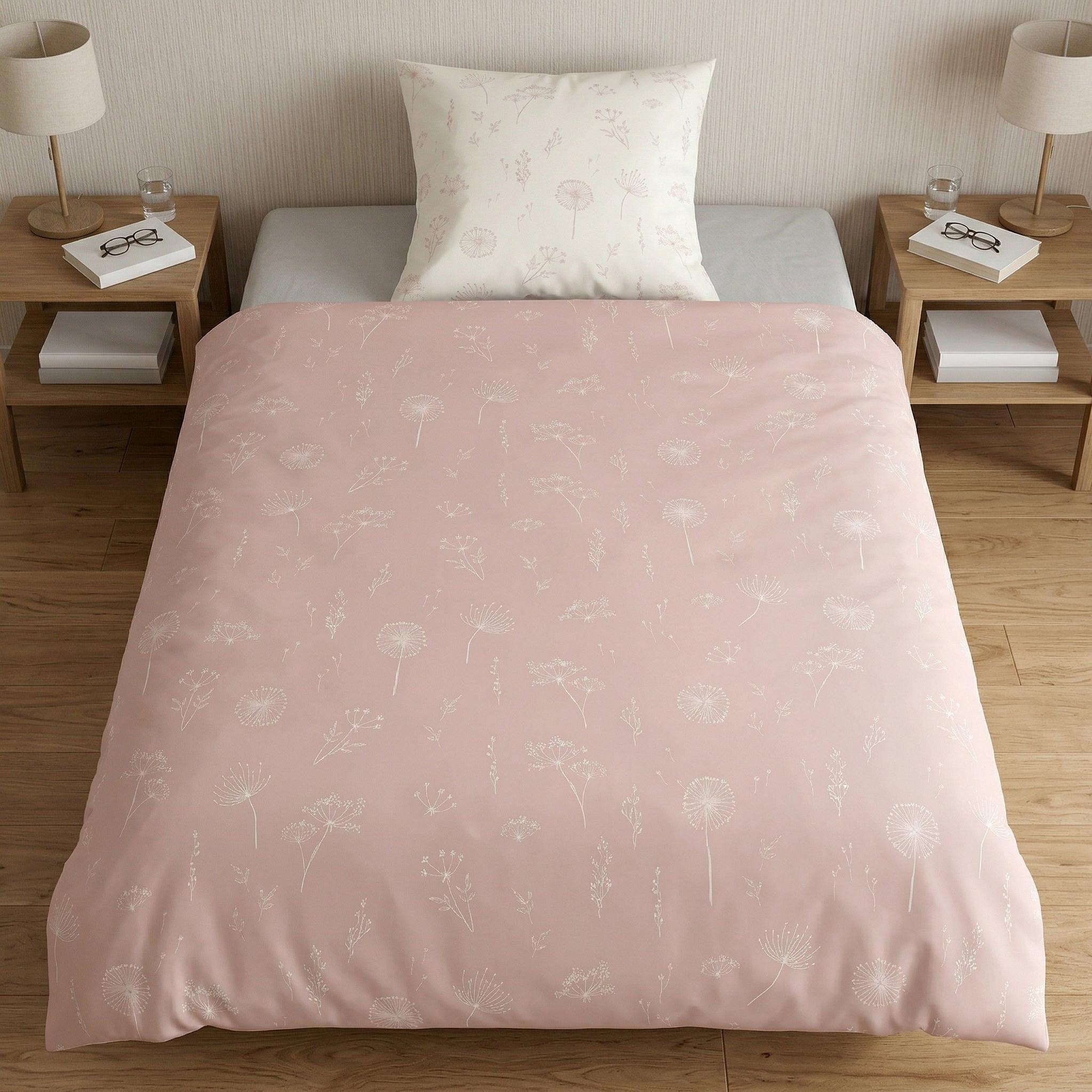 Rosa Bettwäsche mit weißem Blumenmuster auf gemachtem Bett.