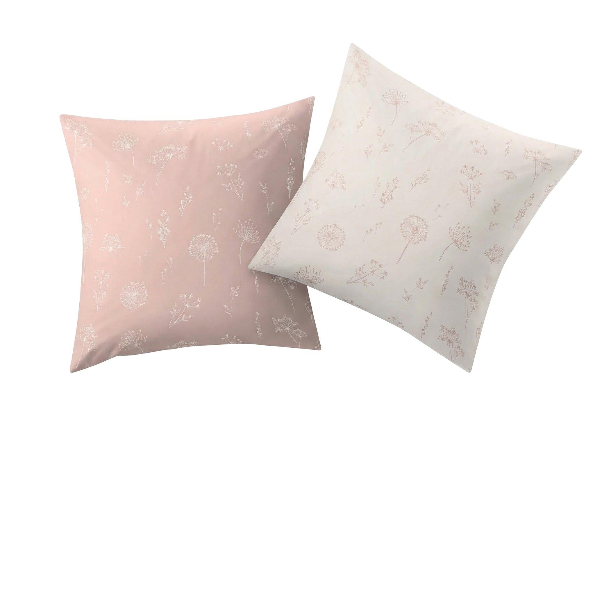Kopfkissenüberzug in Rosa-Creme mit zartem Blumenmuster.