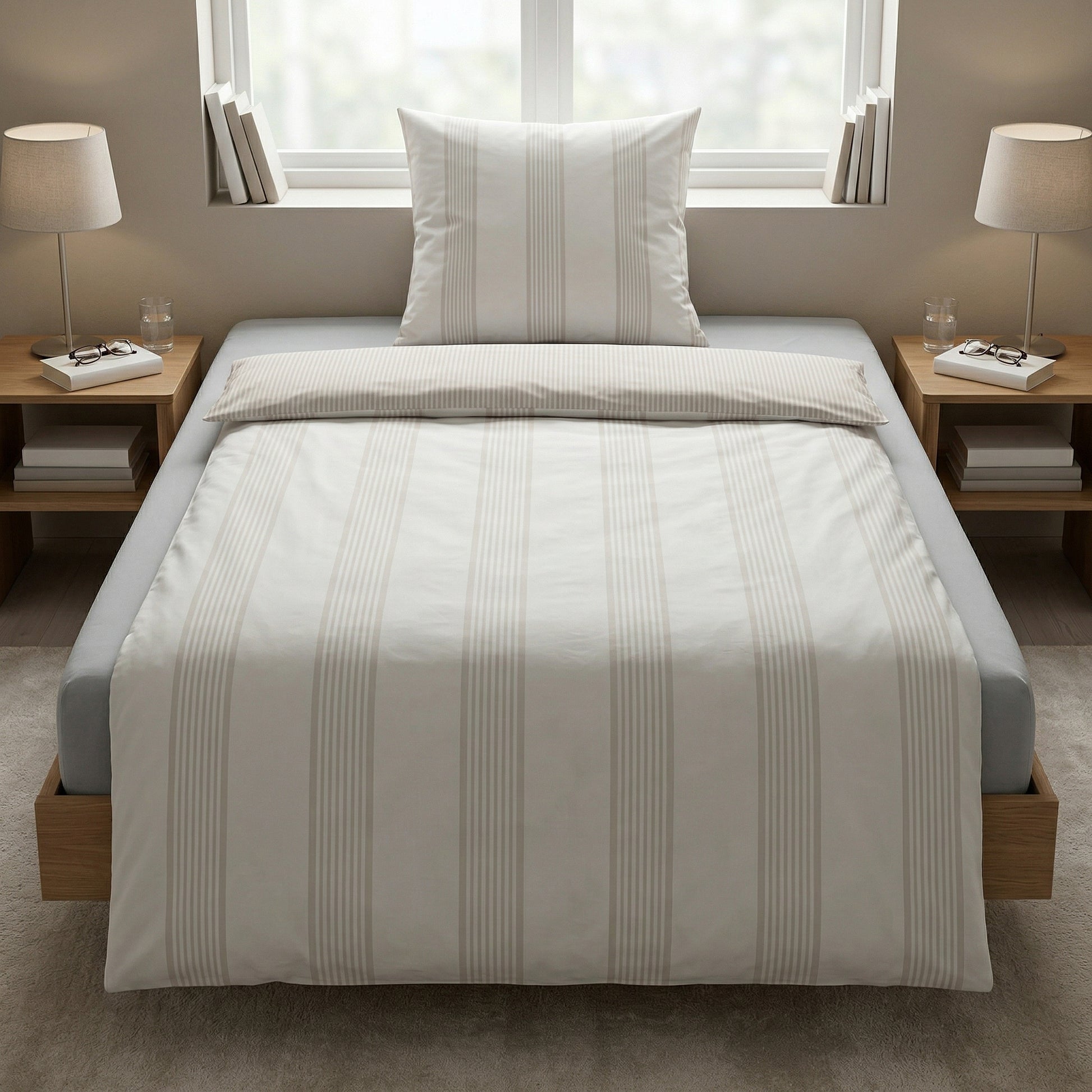 Gestreifte Bettwäsche in Beige-Weiß auf modernem Bett.
