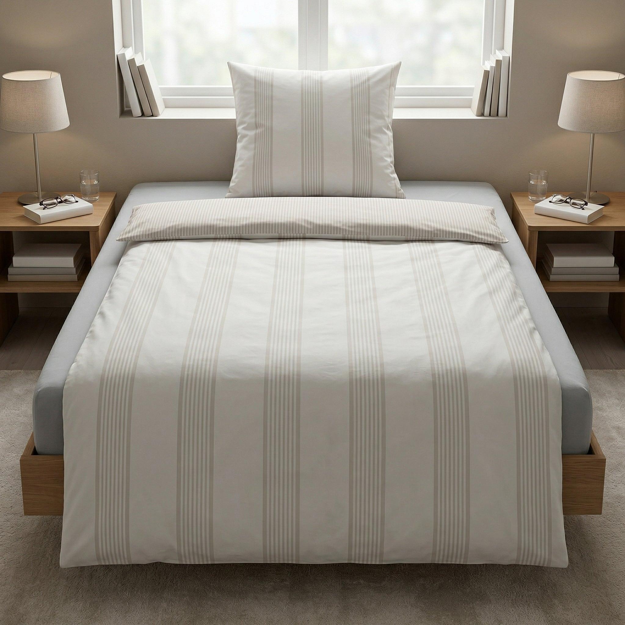 Gestreifte Bettwäsche in Beige-Weiß auf modernem Bett.