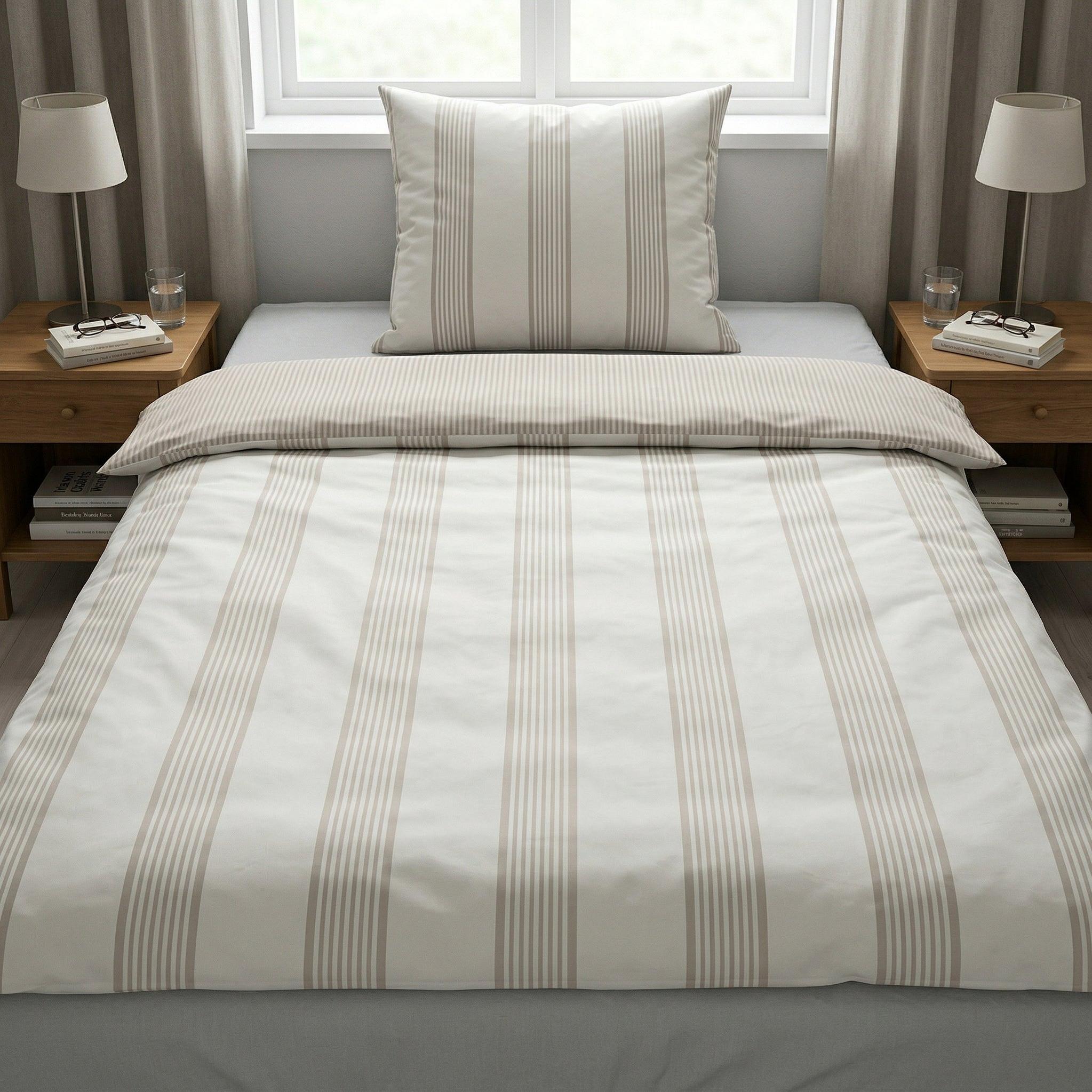 Gestreifte Bettwäsche in Beige-Weiß auf ordentlich gemachtem Bett.