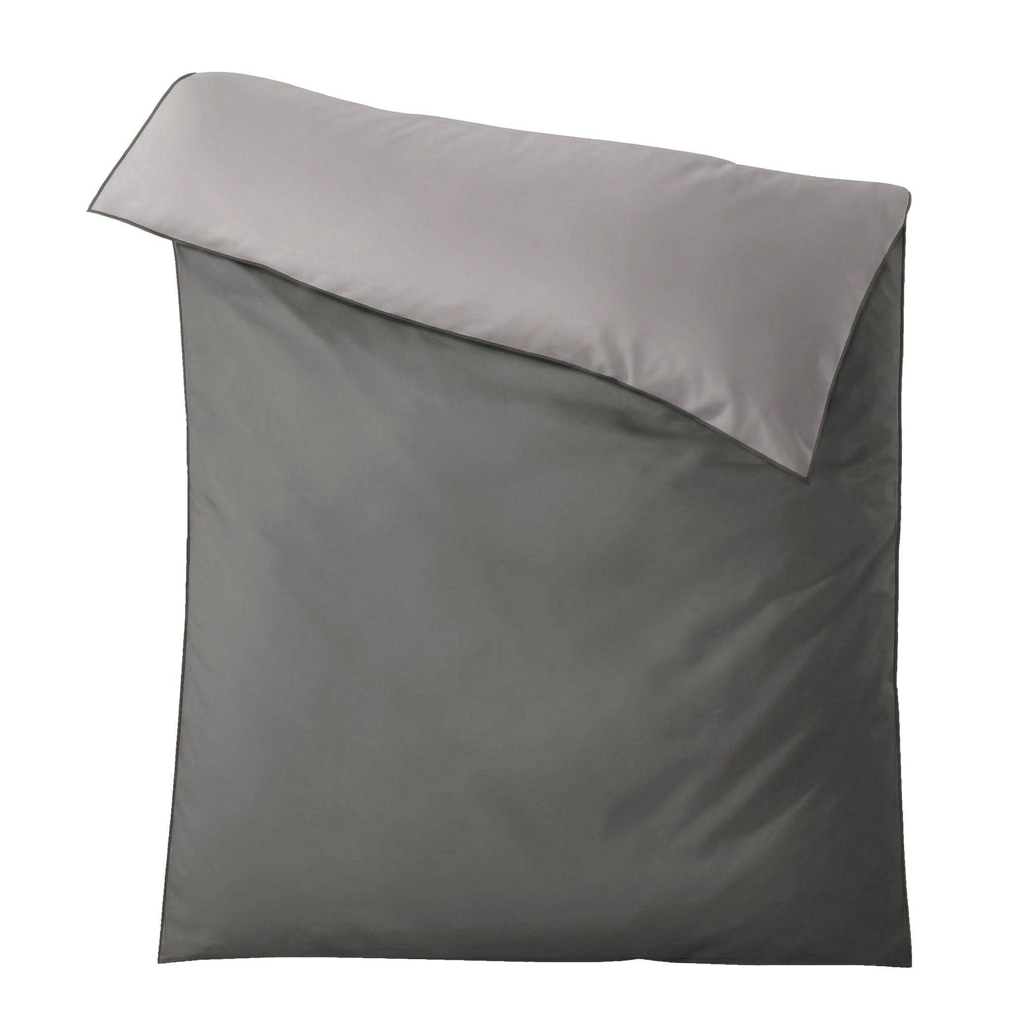 Einfarbige Bettwäsche in Grau mit schlichtem, modernem Design.