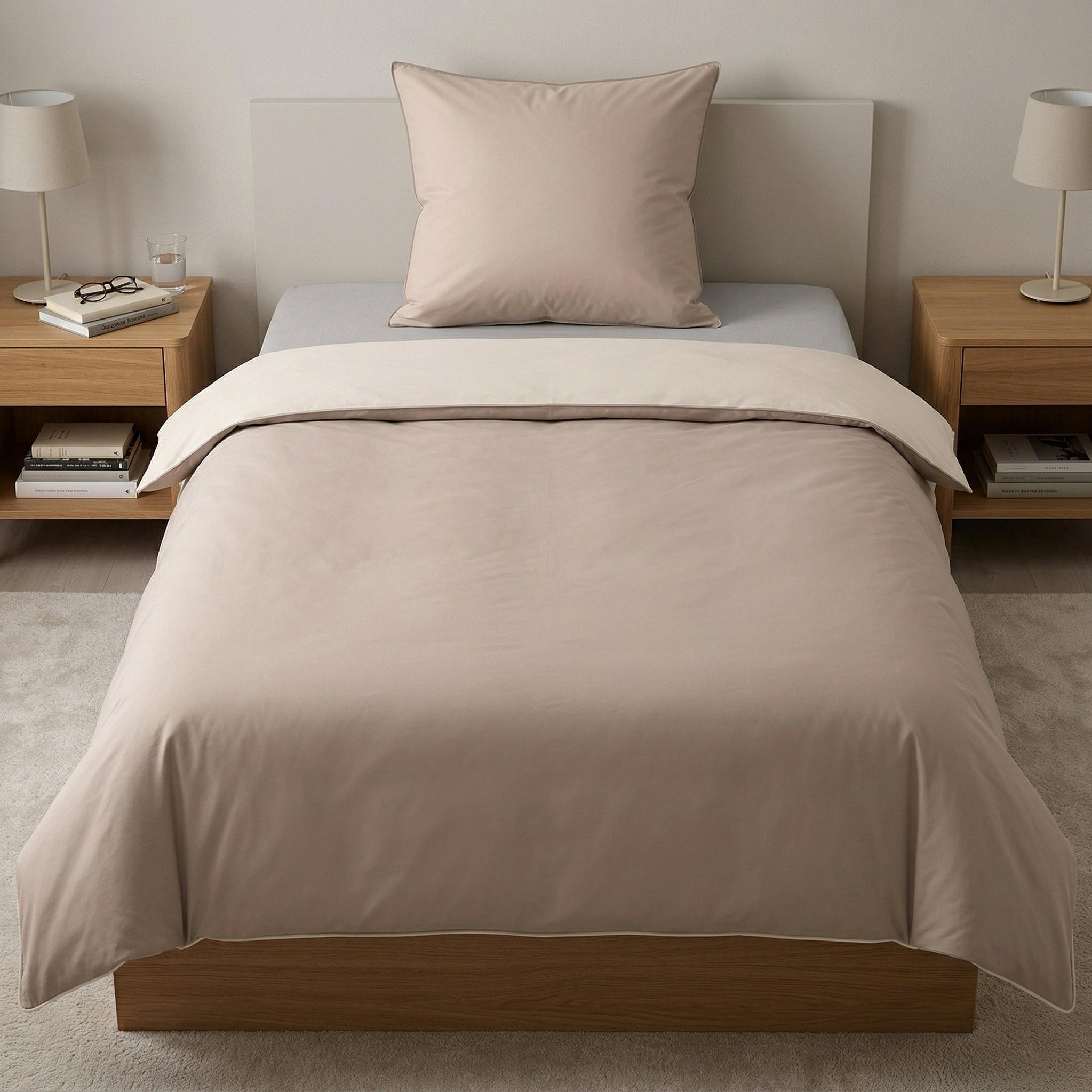 Beige Bettwäsche auf Bett im Schlafzimmer mit Nachttischen und Lampen