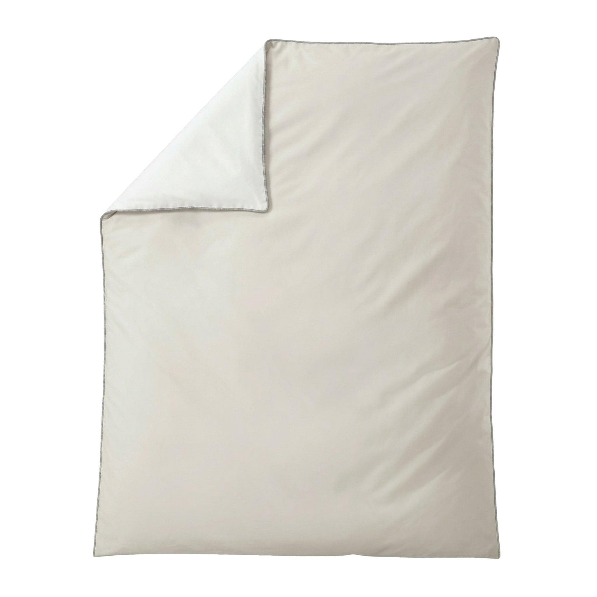 Einfarbige Bettwäsche in Creme mit schlichter grauer Paspel.