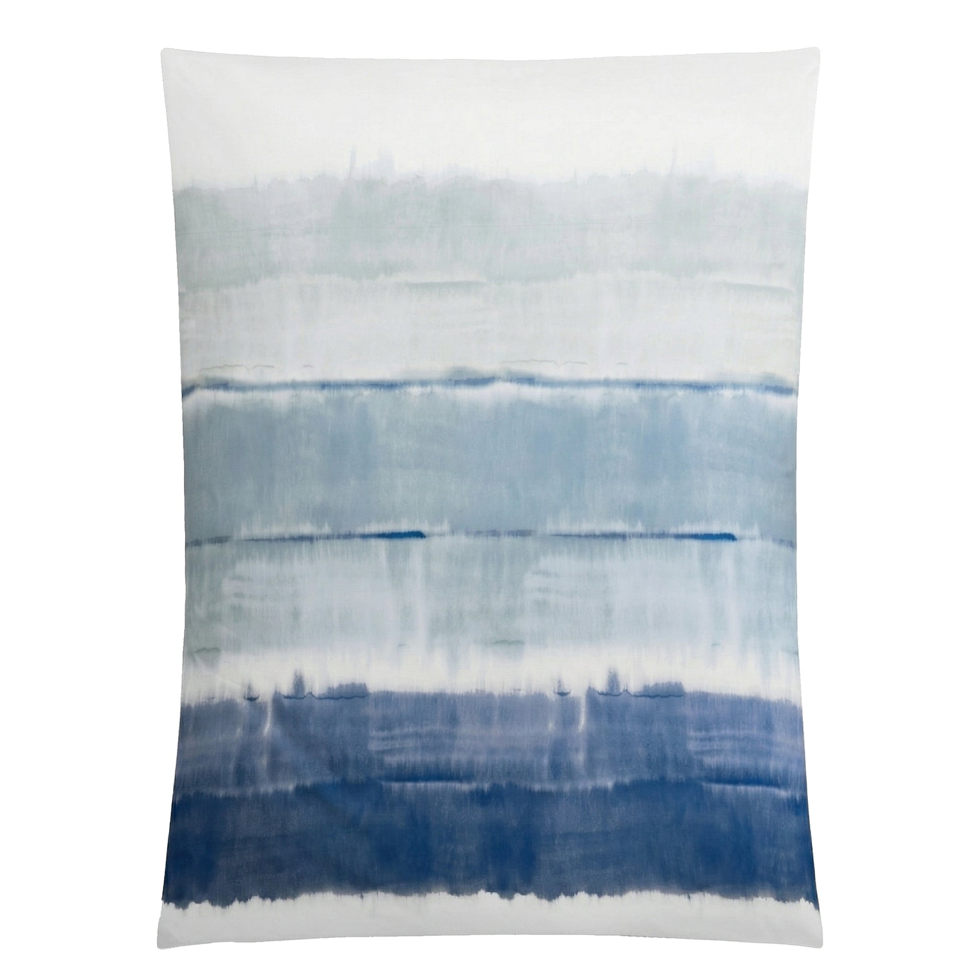 Weiße Bettwäsche mit blauem Aquarell-Verlauf und Streifenmuster.