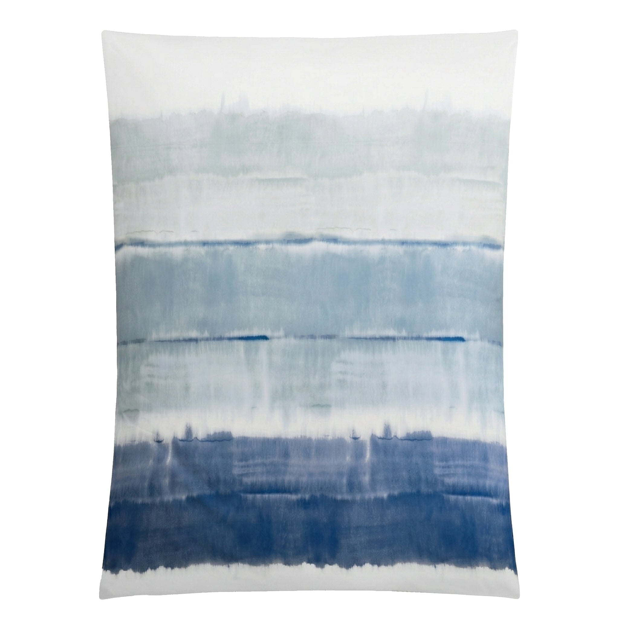 Weiße Bettwäsche mit blauem Aquarell-Verlauf und Streifenmuster.