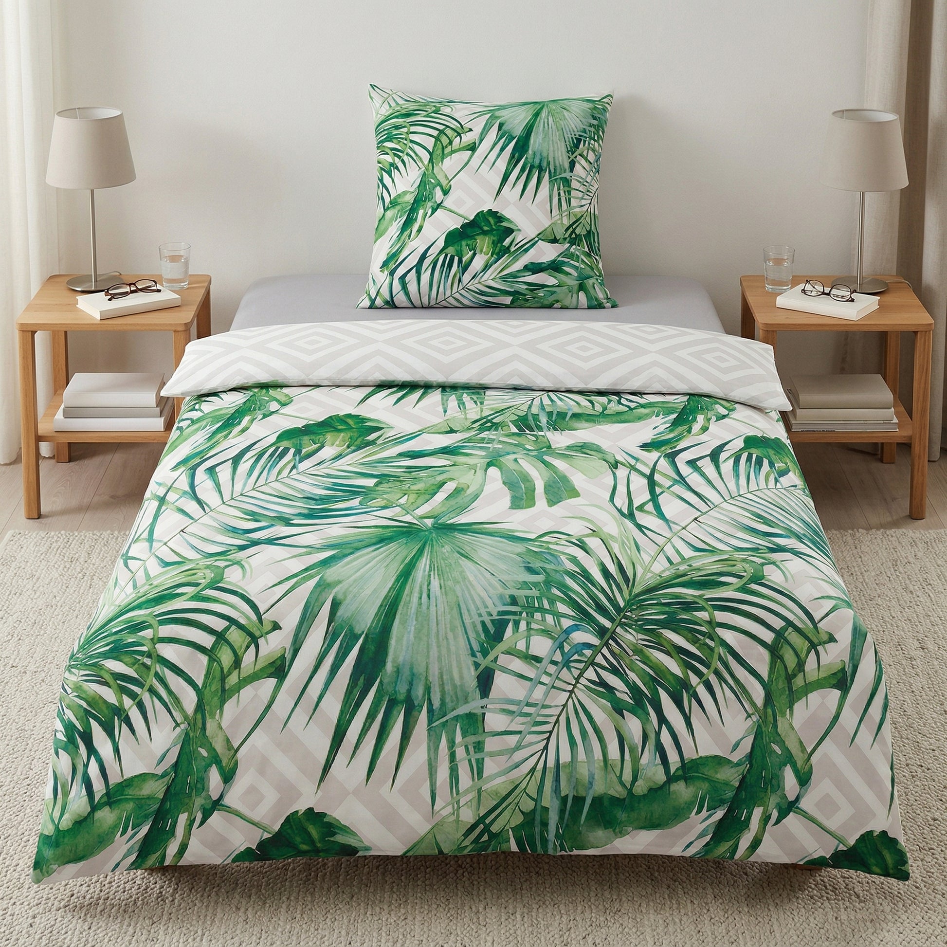 Bettwäsche mit grünem Palmenblattmuster in modernem Schlafzimmer.