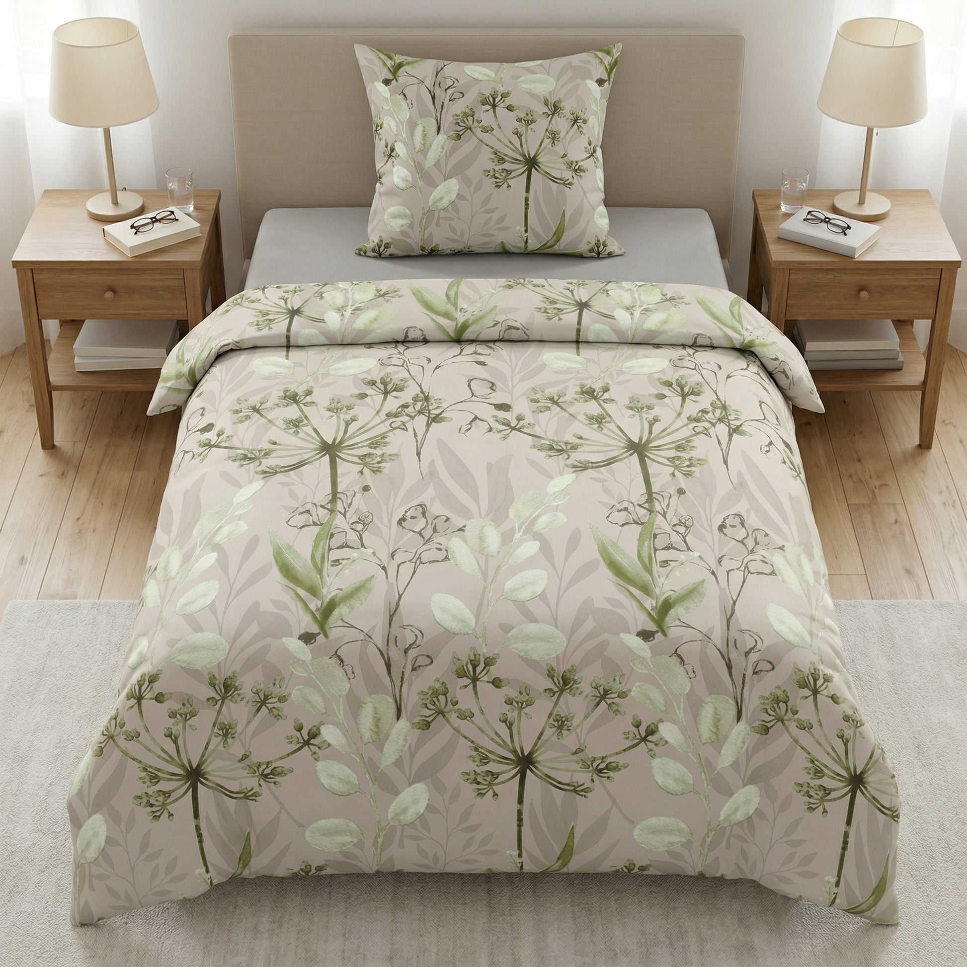 Beige Bettwäsche mit grünem Blumenmuster auf gemachtem Bett.