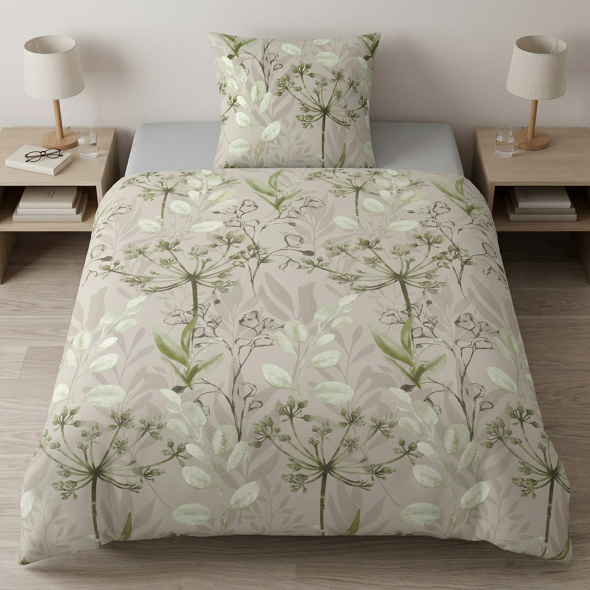 Beige Bettwäsche mit zartem grünem Blumenmuster im Schlafzimmer.