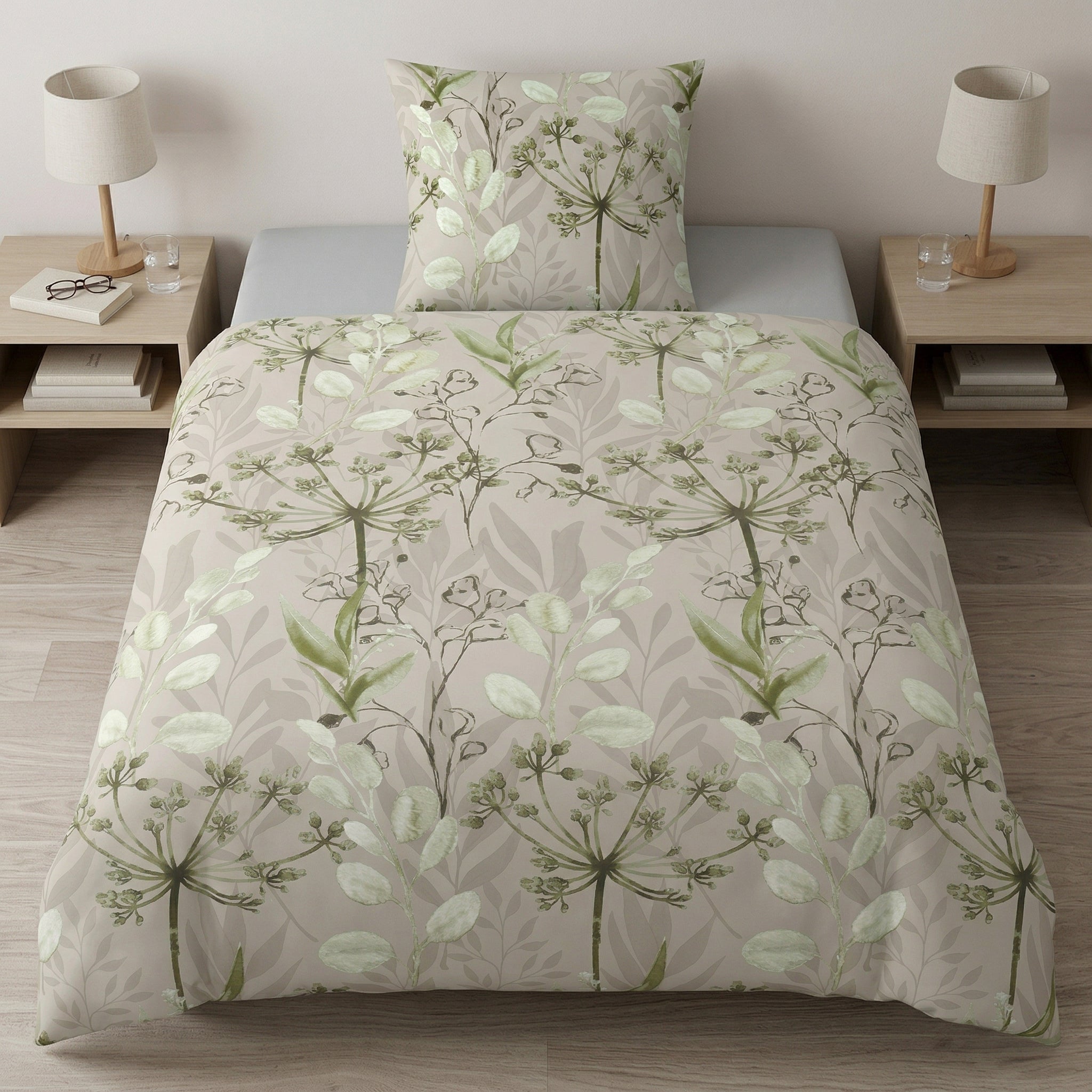 Beige Bettwäsche mit zartem grünem Blumenmuster im Schlafzimmer.