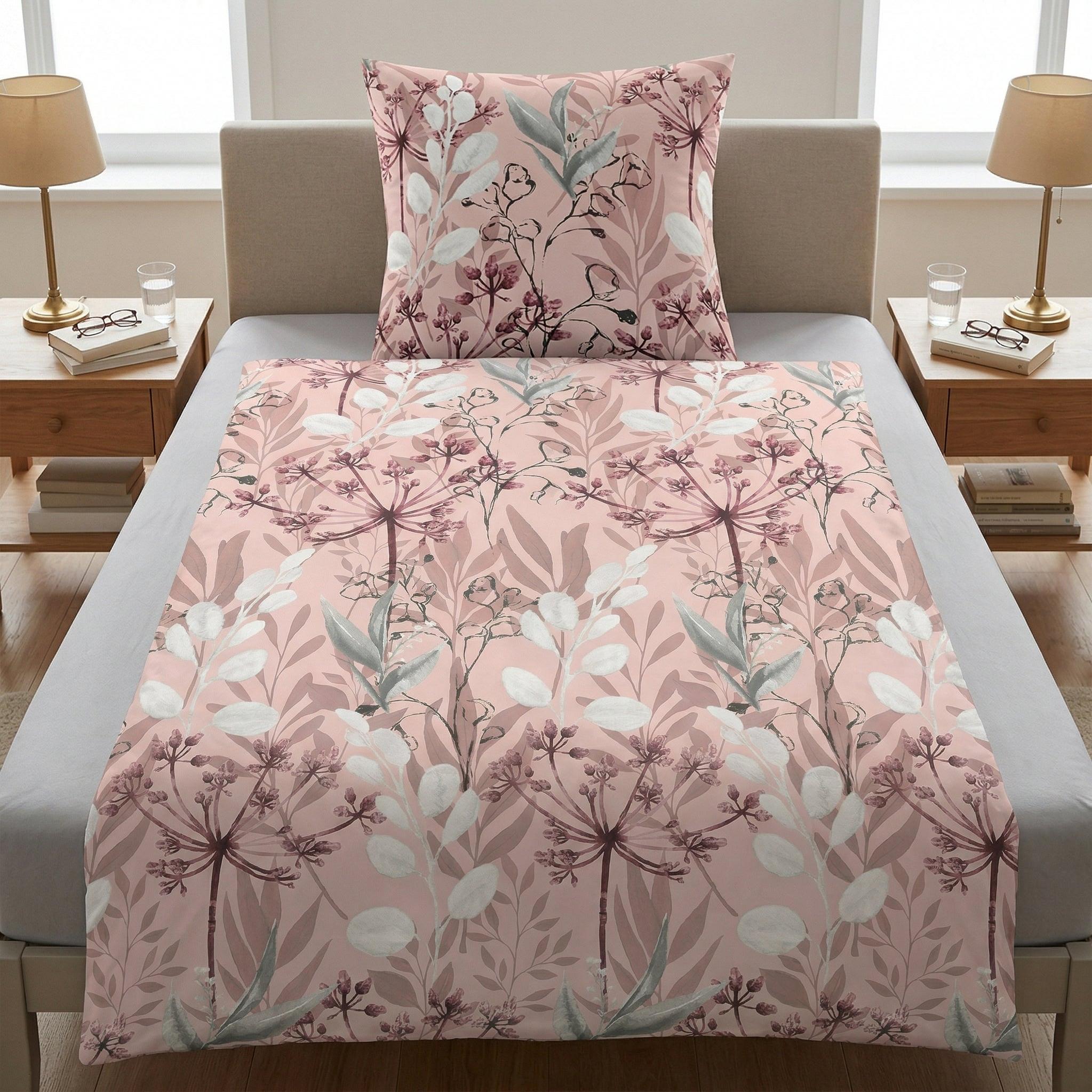 Rosa Bettwäsche mit floralem Muster auf Bett im hellen Schlafzimmer.