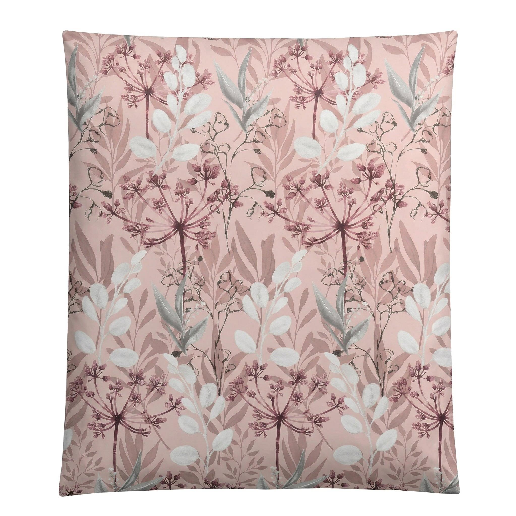 Rosafarbene Bettwäsche mit floralem Muster in Weiß und Mauve.