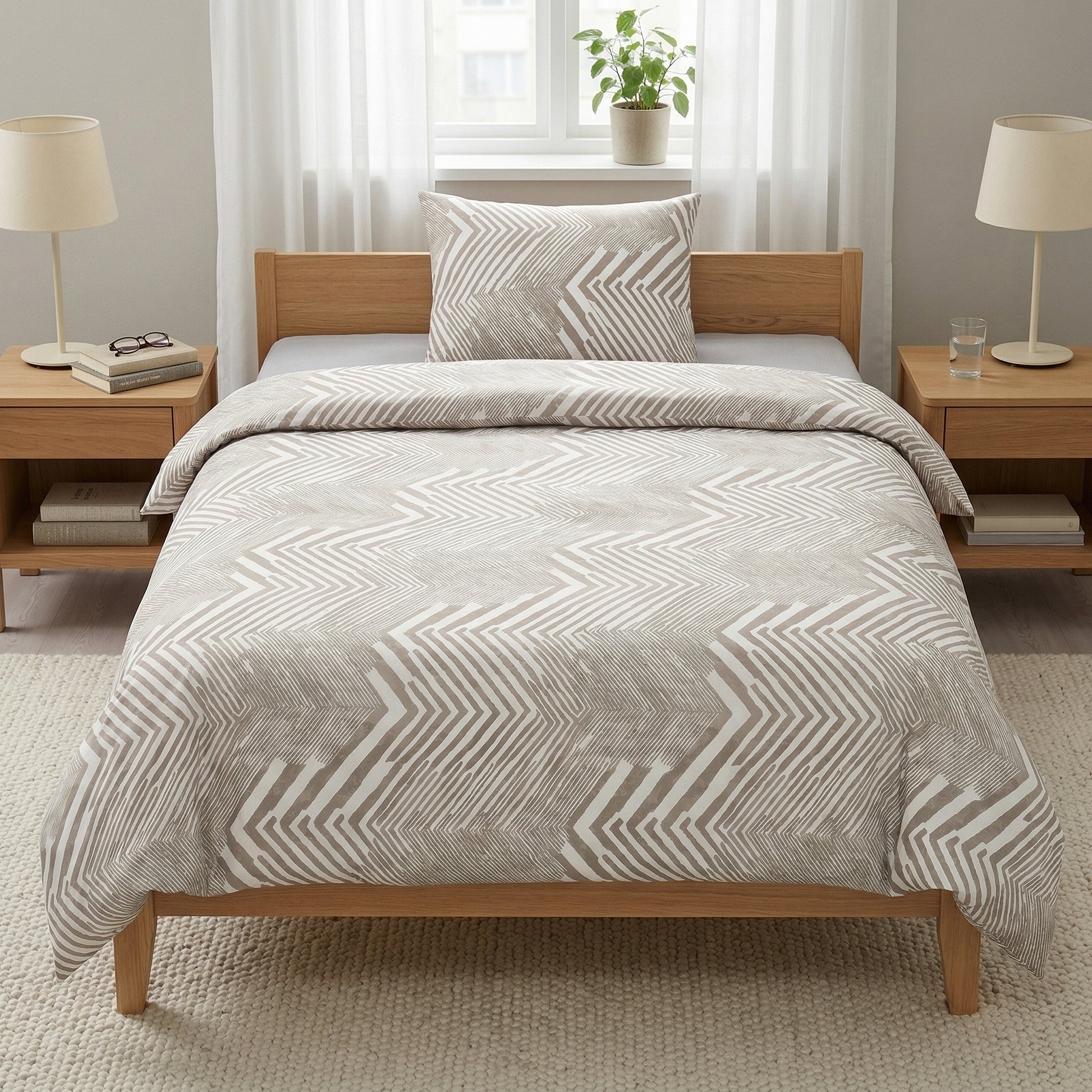 Beige Bettwäsche mit Zickzackmuster auf Holzbett im hellen Raum.