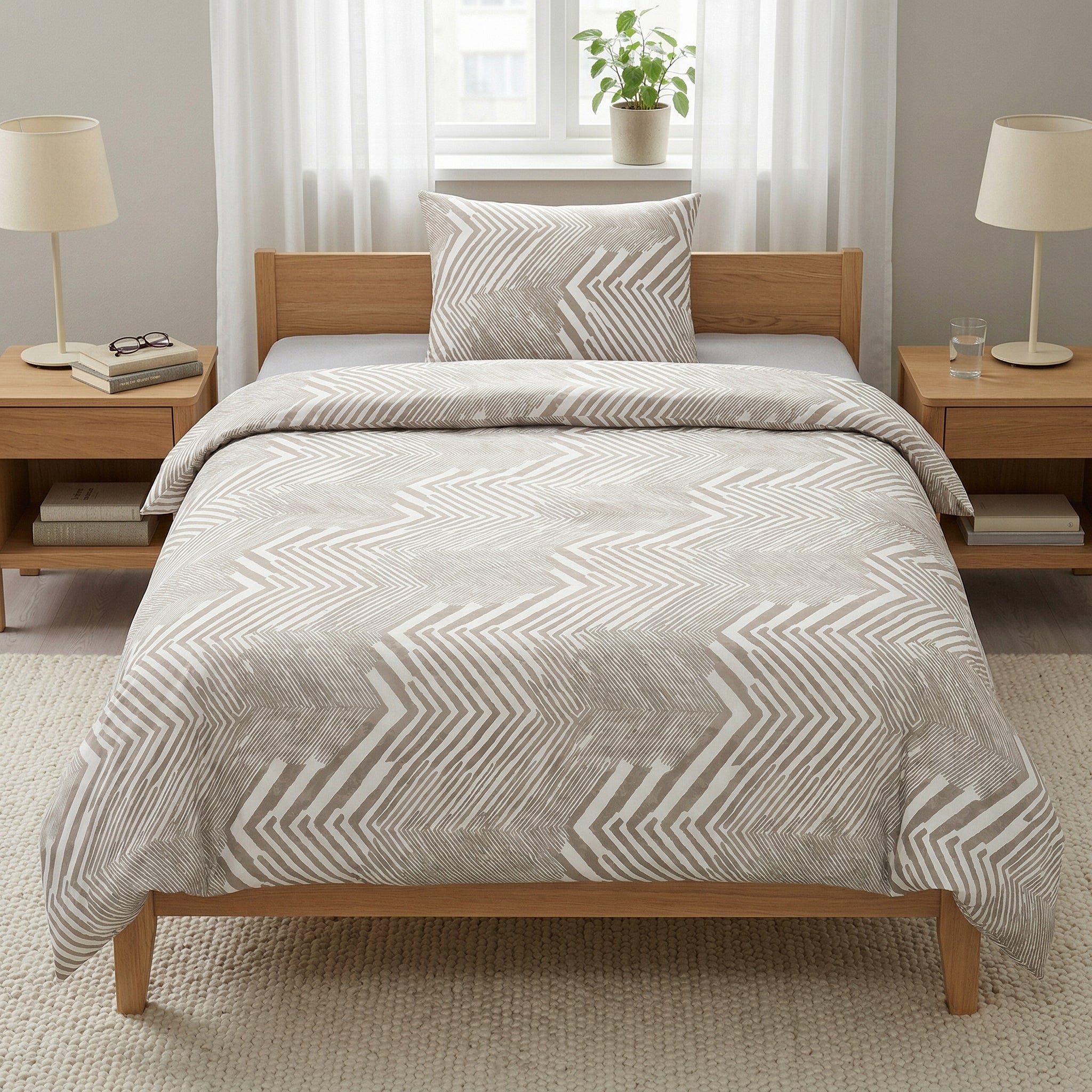 Beige Bettwäsche mit Zickzackmuster auf Holzbett im hellen Raum.