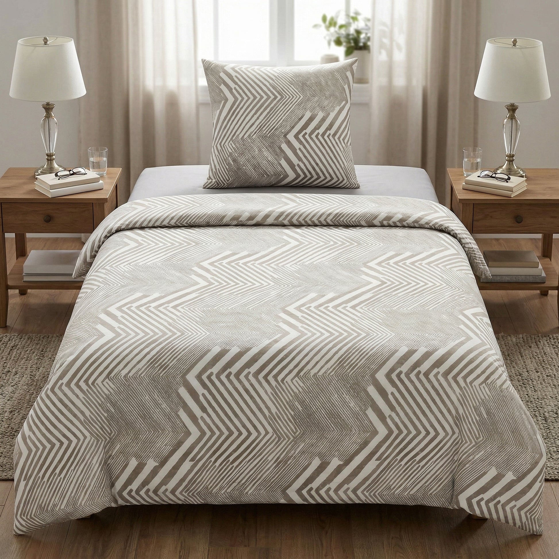 Beige Bettwäsche mit grafischem Zickzackmuster auf Einzelbett.