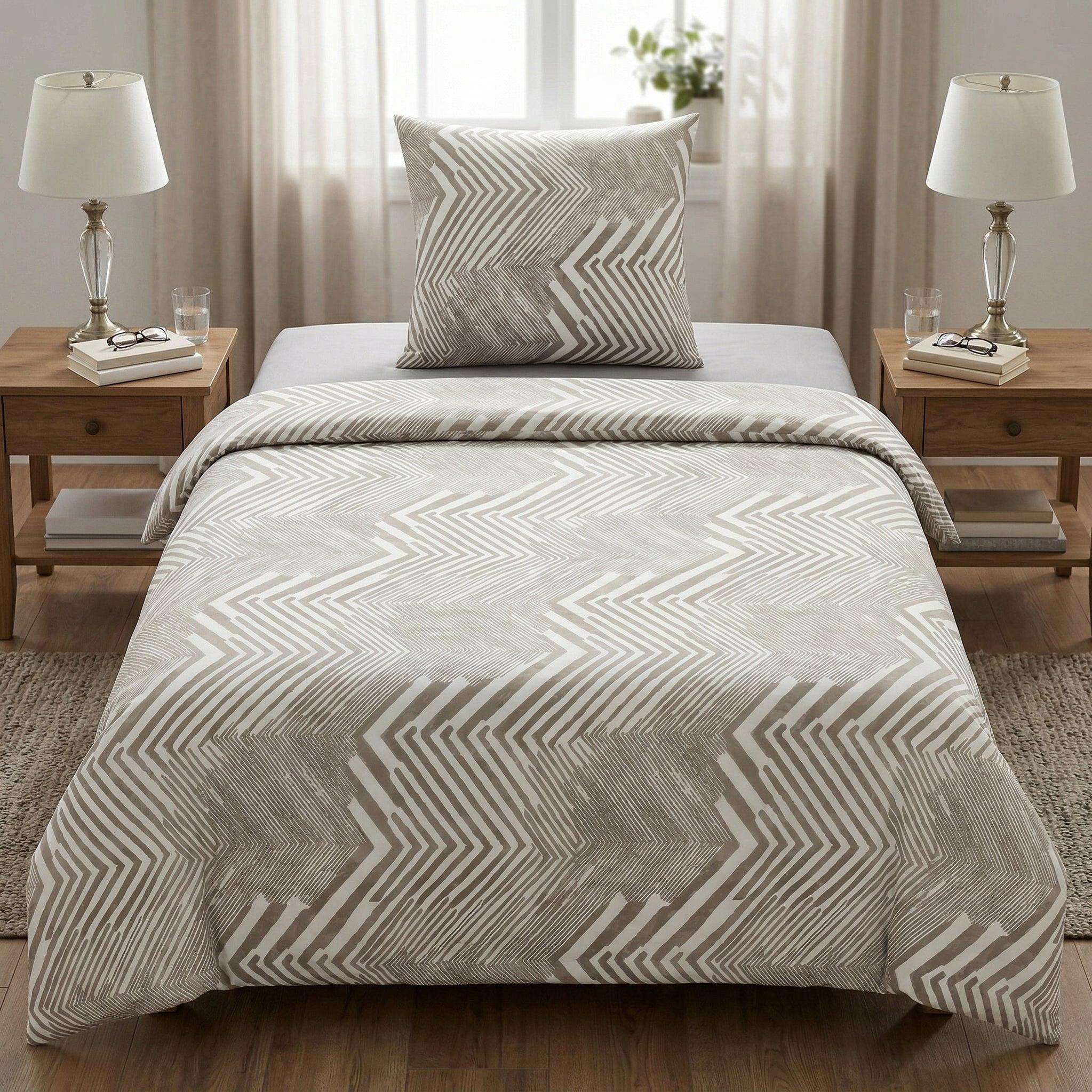 Beige Bettwäsche mit grafischem Zickzackmuster auf Einzelbett.
