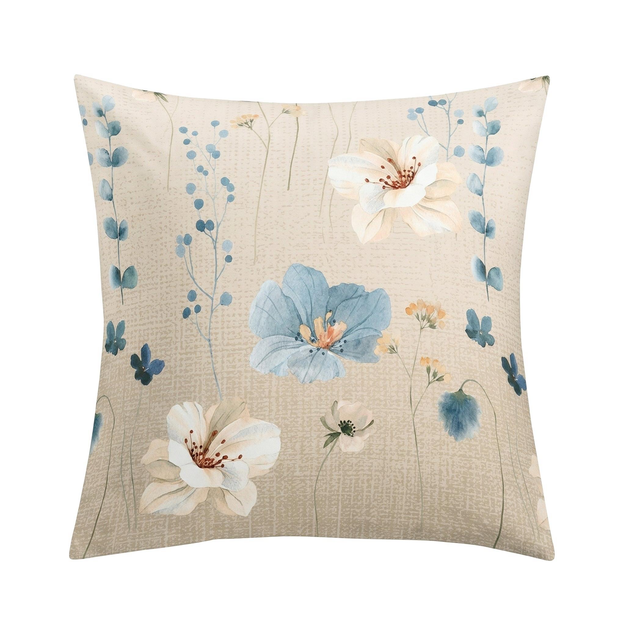 Beiger Kopfkissenüberzug mit zartem Blumenmuster in Blau und Weiß.