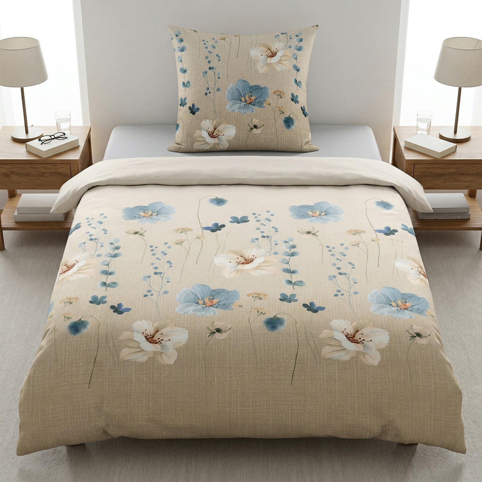 Beige Bettwäsche mit zartem blau-weißem Blumenmuster.