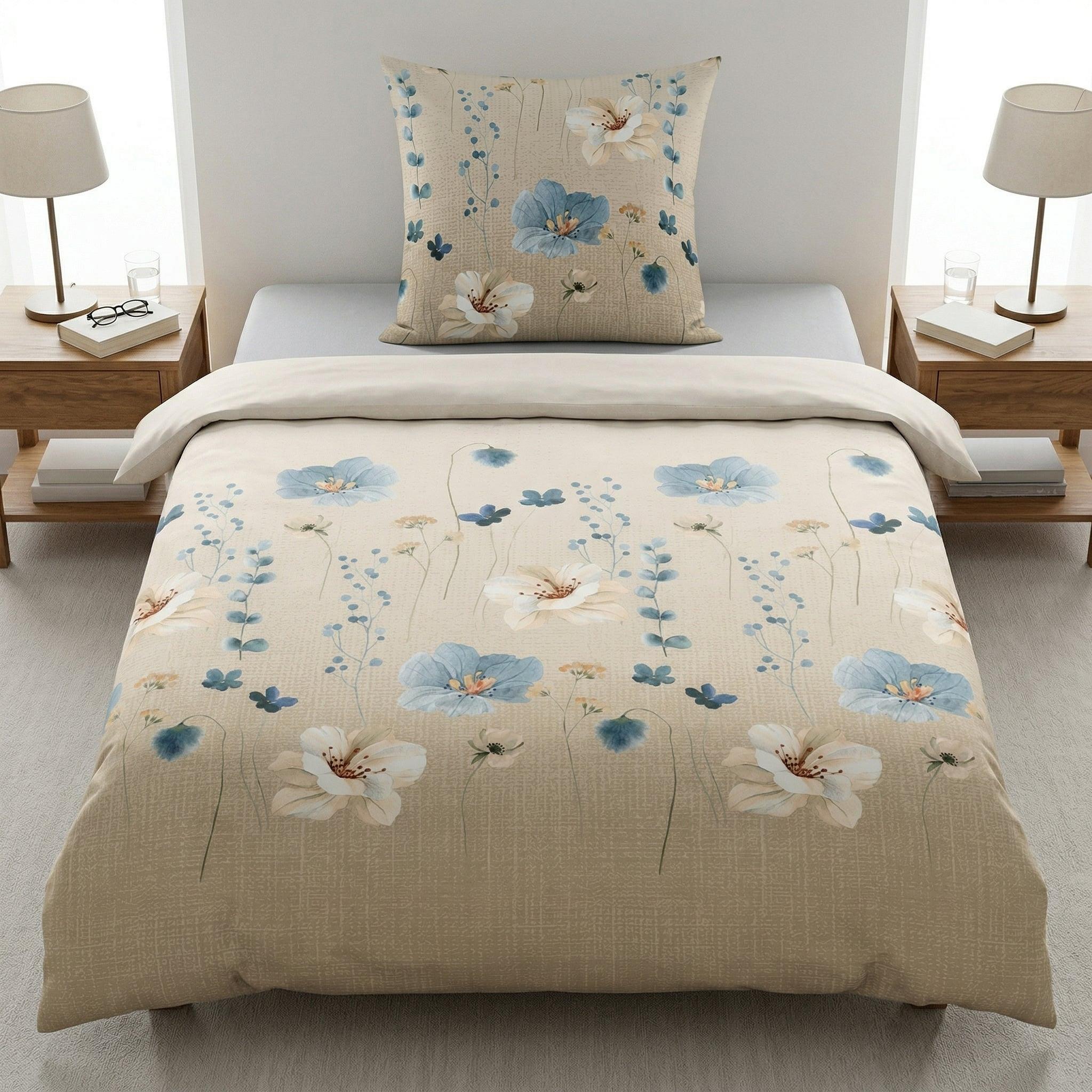 Beige Bettwäsche mit zartem blau-weißem Blumenmuster.