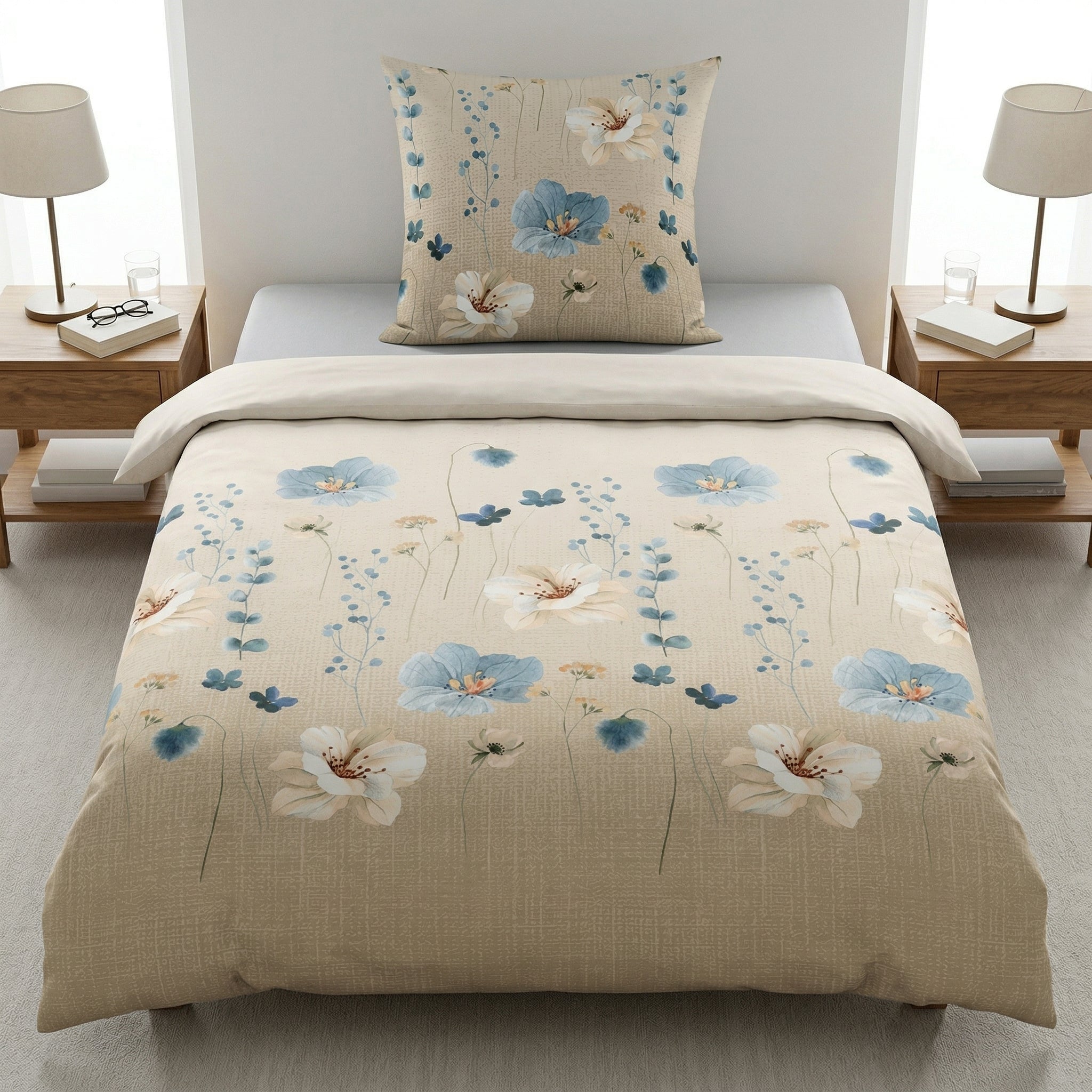 Beige Bettwäsche mit zartem blau-weißem Blumenmuster.