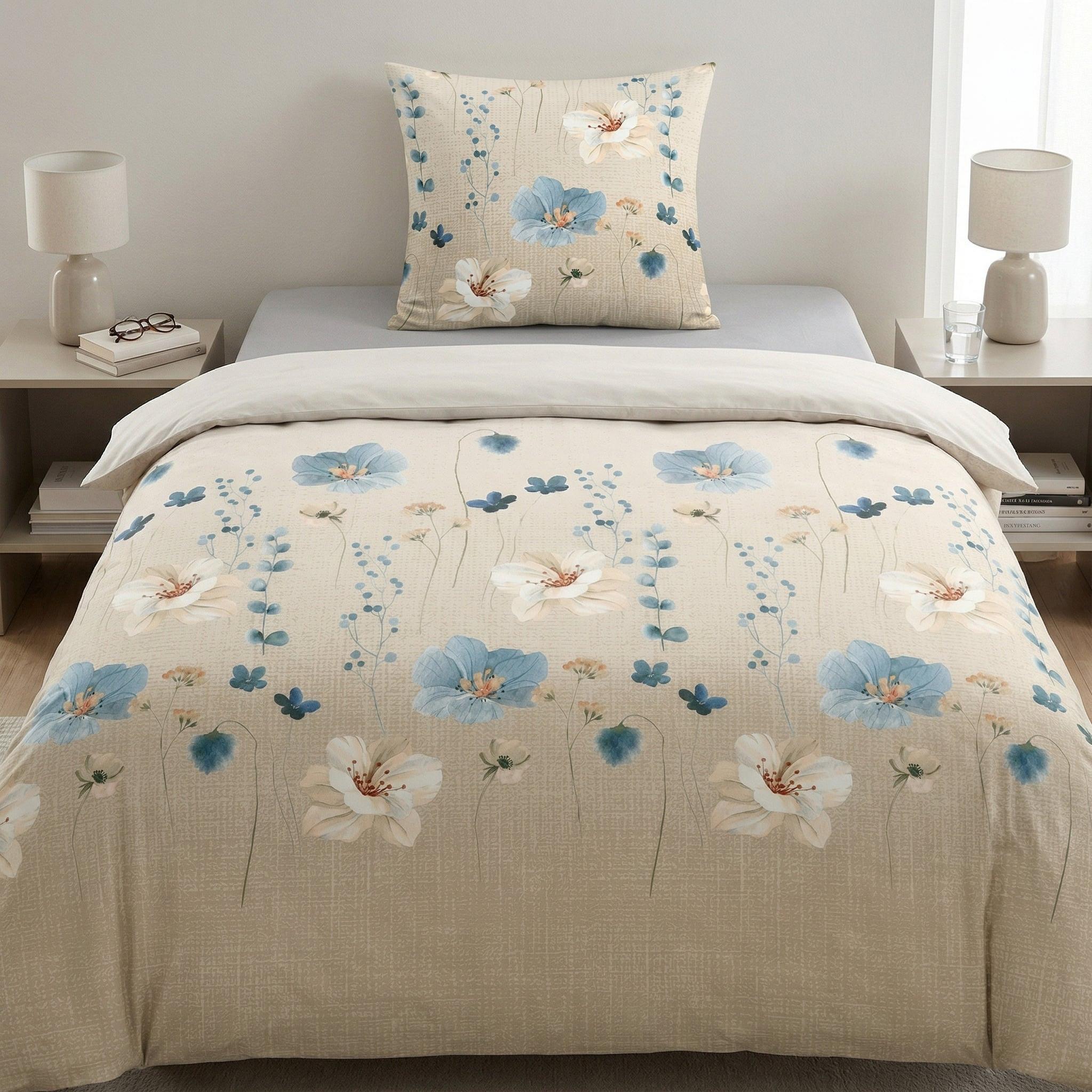 Beige Bettwäsche mit blauen und weißen Blumen im Schlafzimmer.