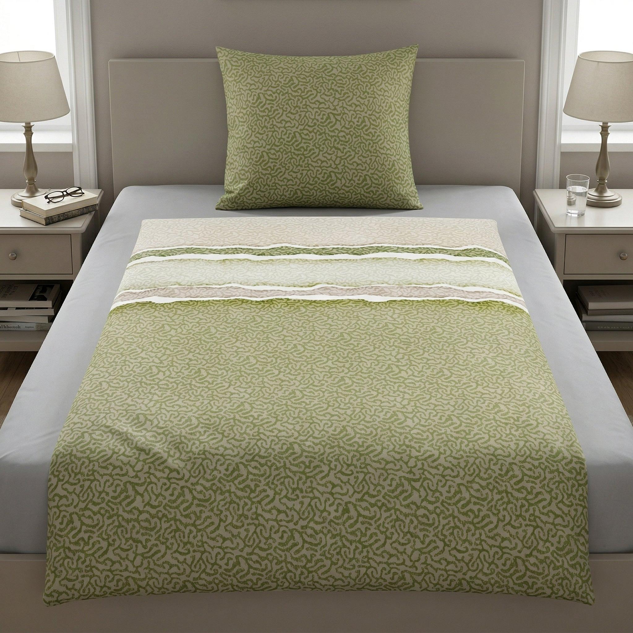 Grün gemusterte Bettwäsche mit Kissen auf einem modernem Bett.
