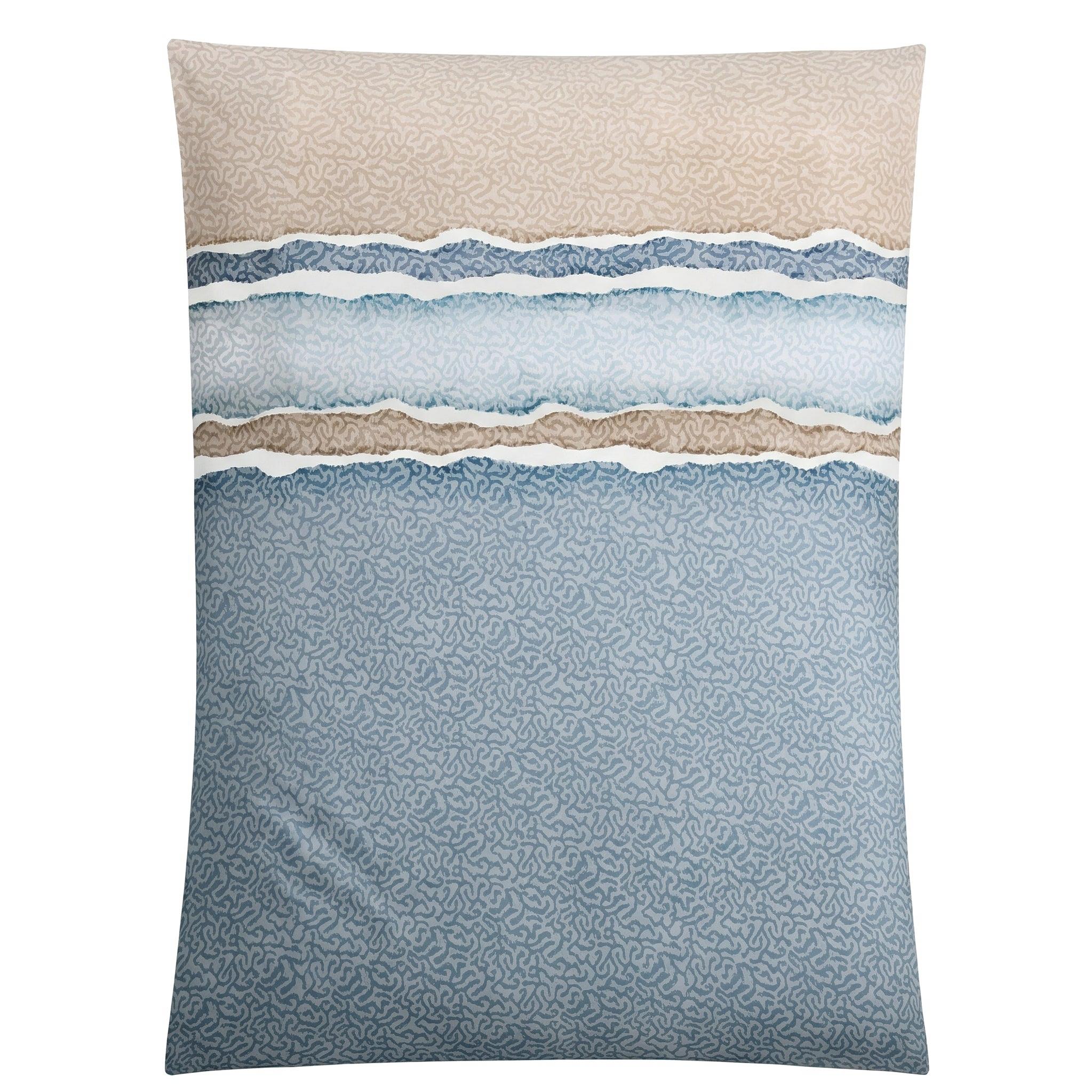 Bettwäsche in Blau und Beige mit welligem Streifenmuster.