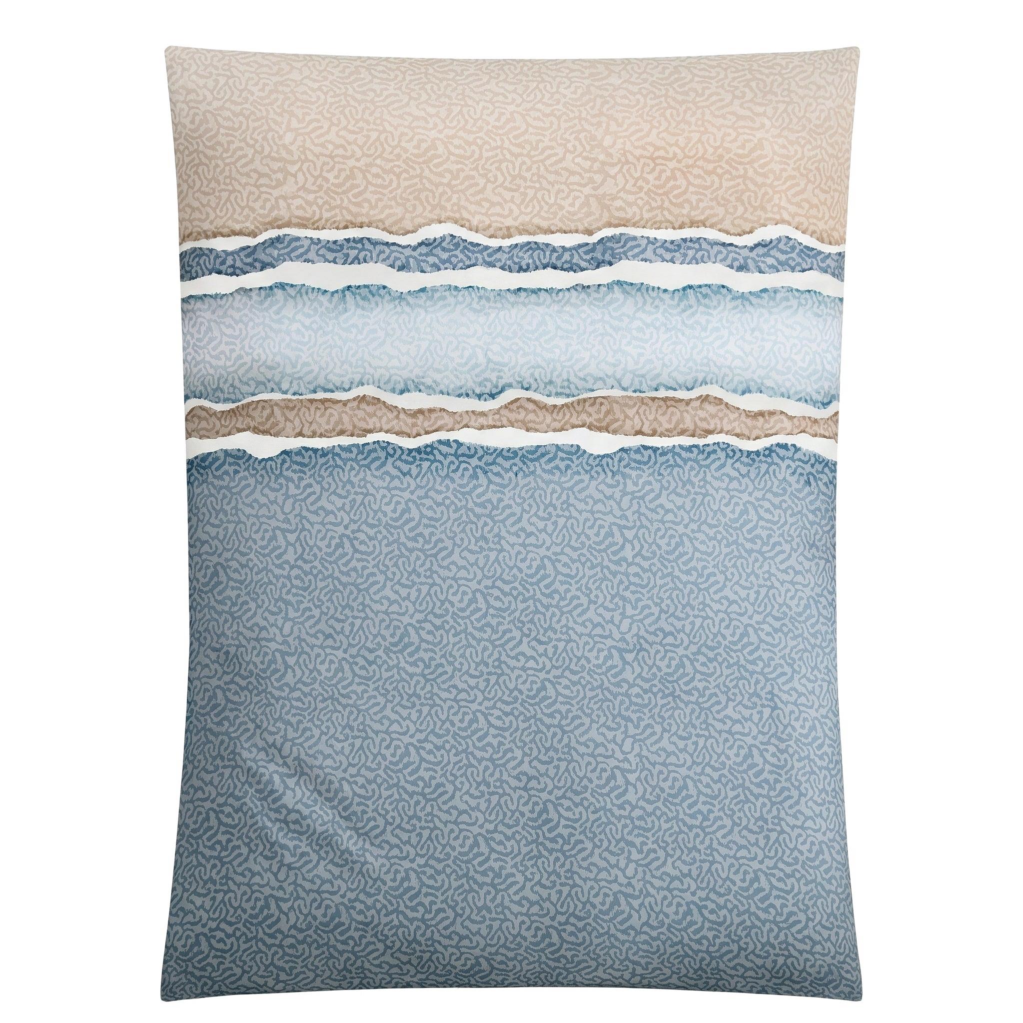 Bettwäsche in Blau und Beige mit welligem Streifenmuster.