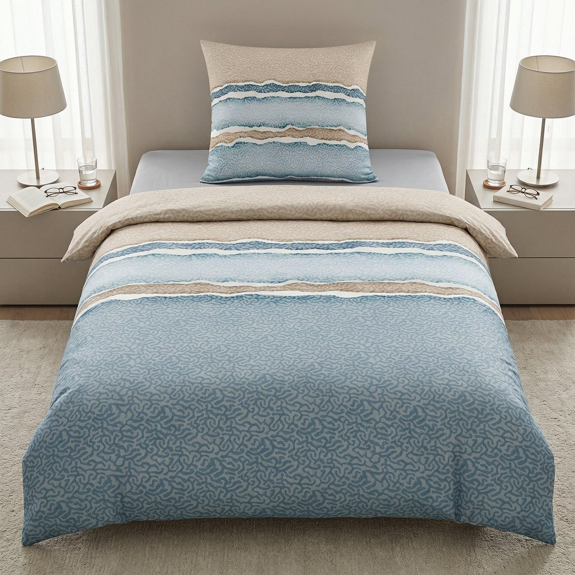 Blau-beige Bettwäsche mit Streifenmuster auf modernem Bett.