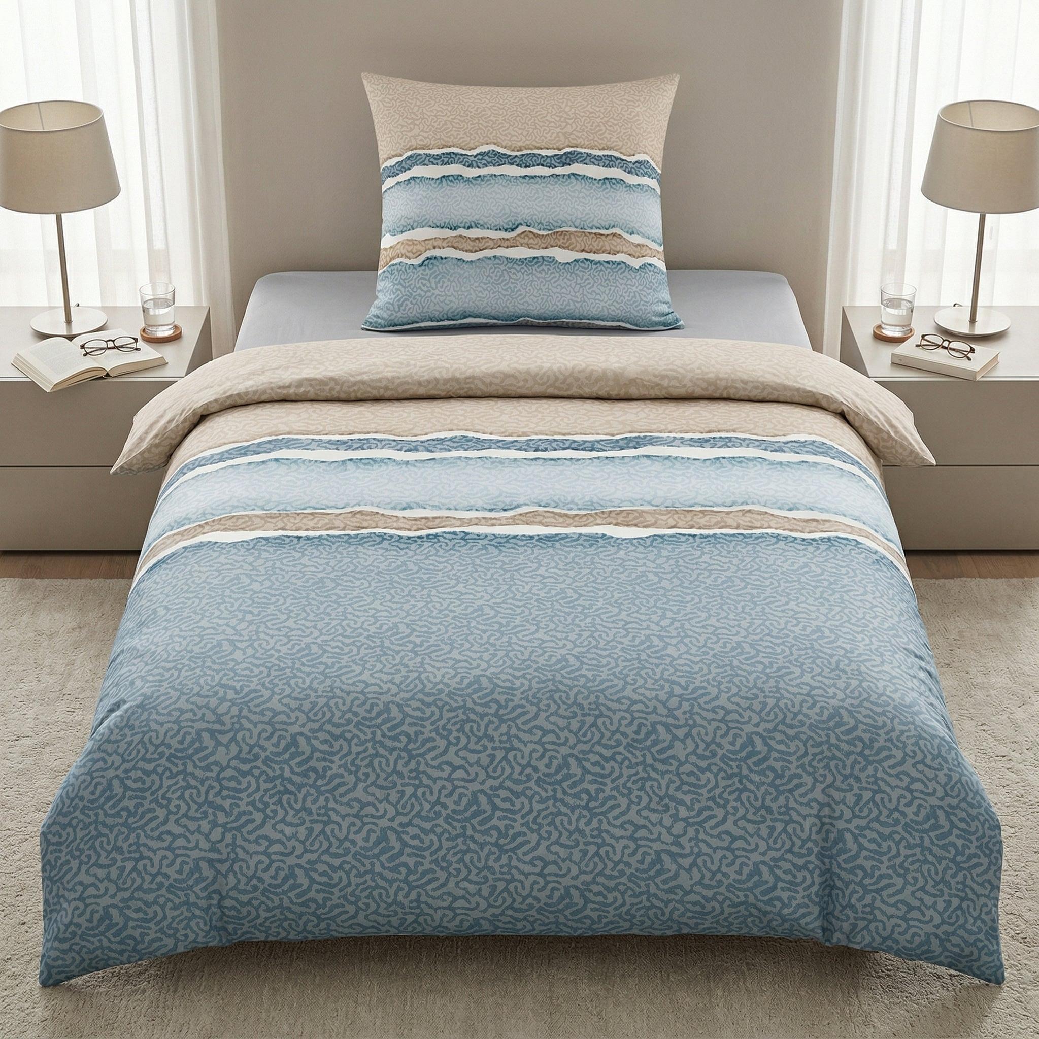 Blau-beige Bettwäsche mit Streifenmuster auf modernem Bett.
