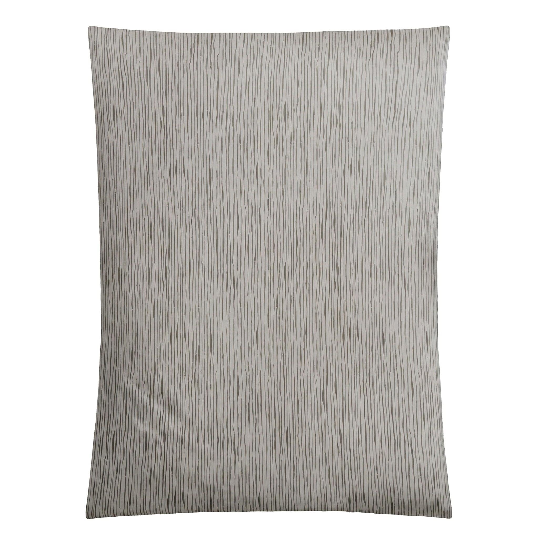 Beige Bettwäsche mit feinen grauen Wellenstreifen.