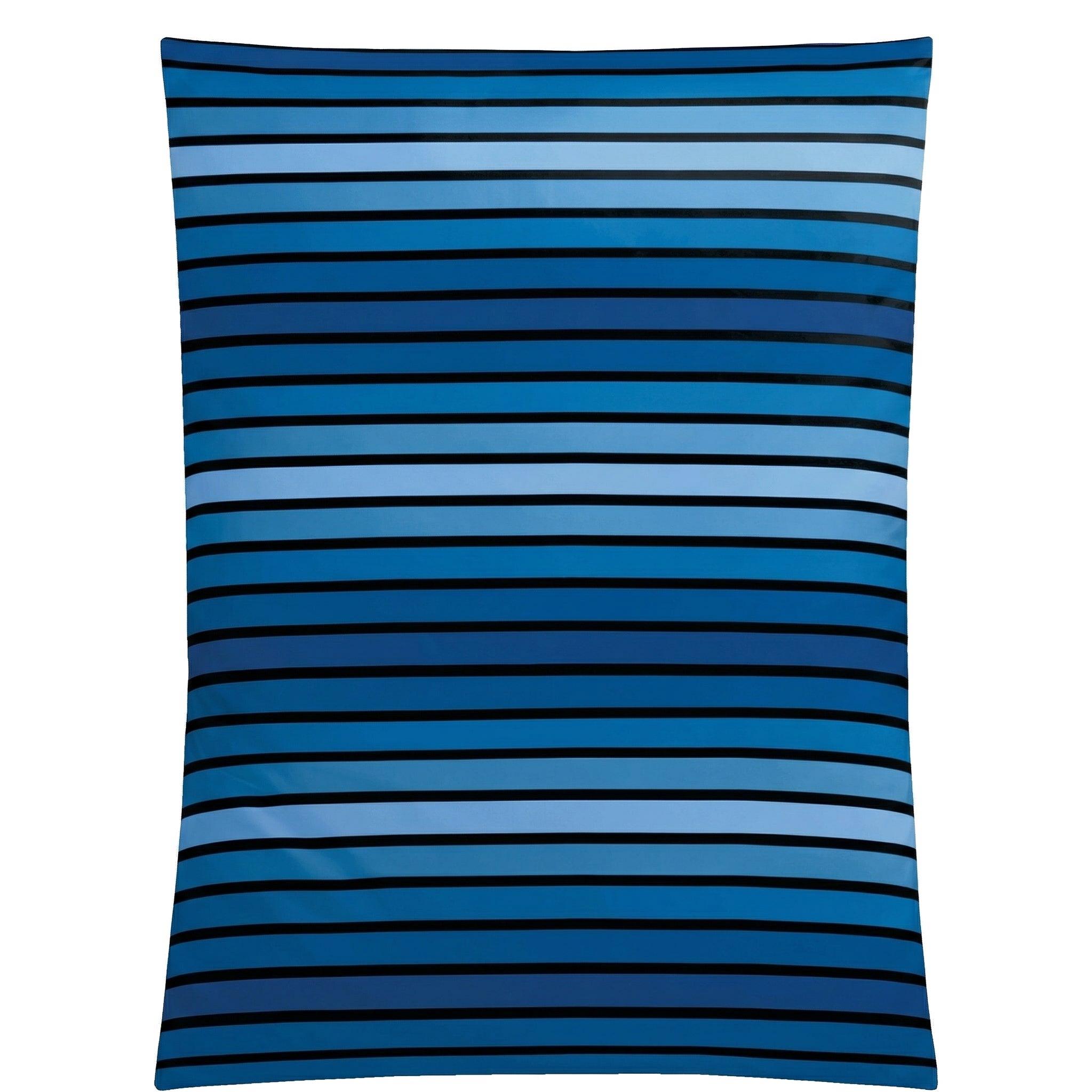 Blaue Bettwäsche mit feinen schwarzen Querstreifen.