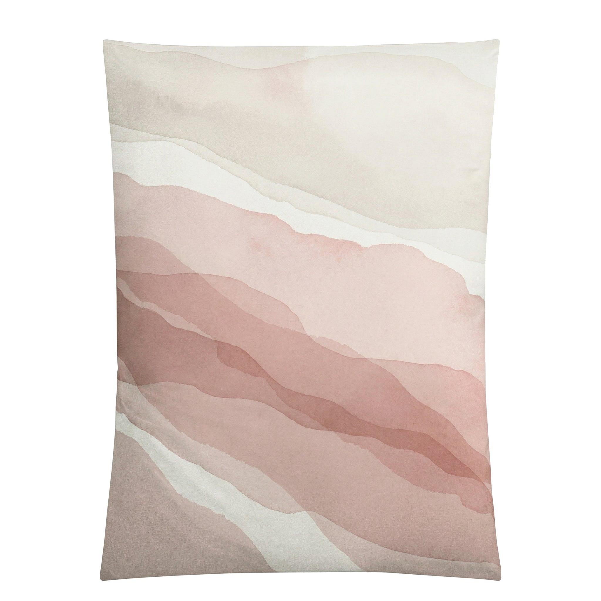 Bettwäsche in Rosé und Beige mit sanftem Aquarellstreifenmuster.